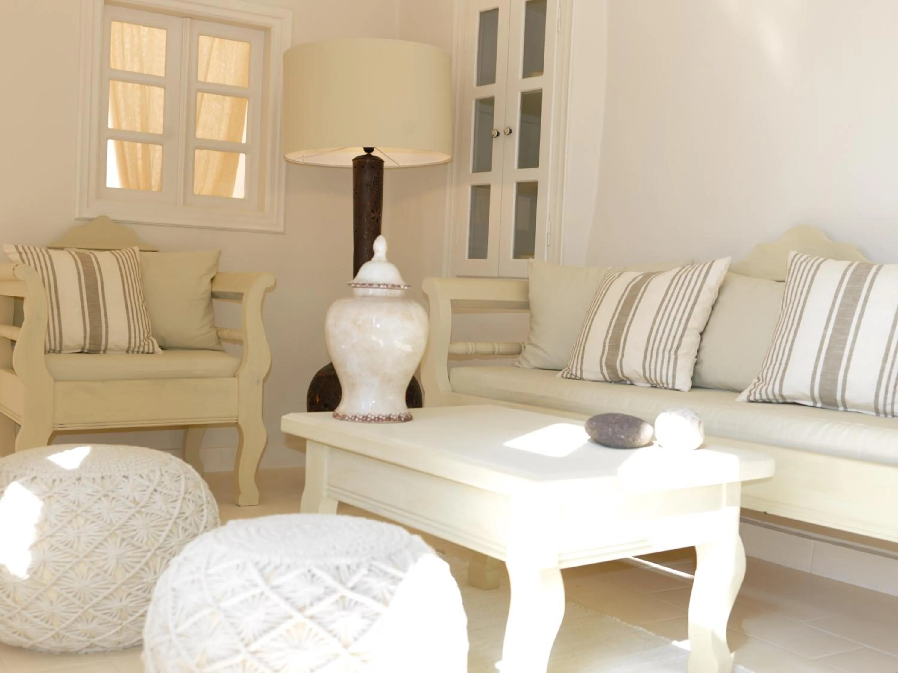 Living room in OIA UNIQUE HOMES by K&K