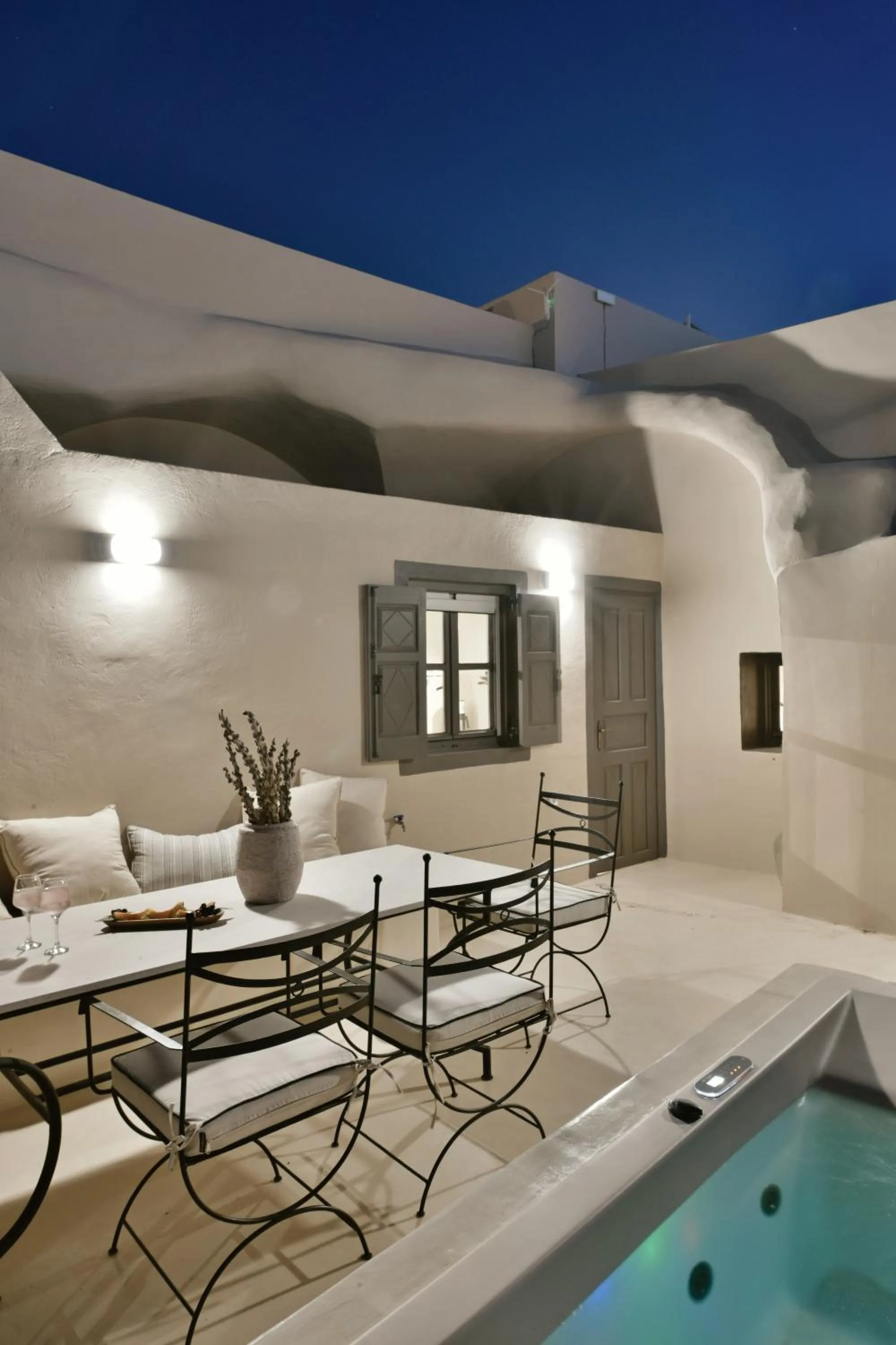 Hot Tub in OIA UNIQUE HOMES by K&K