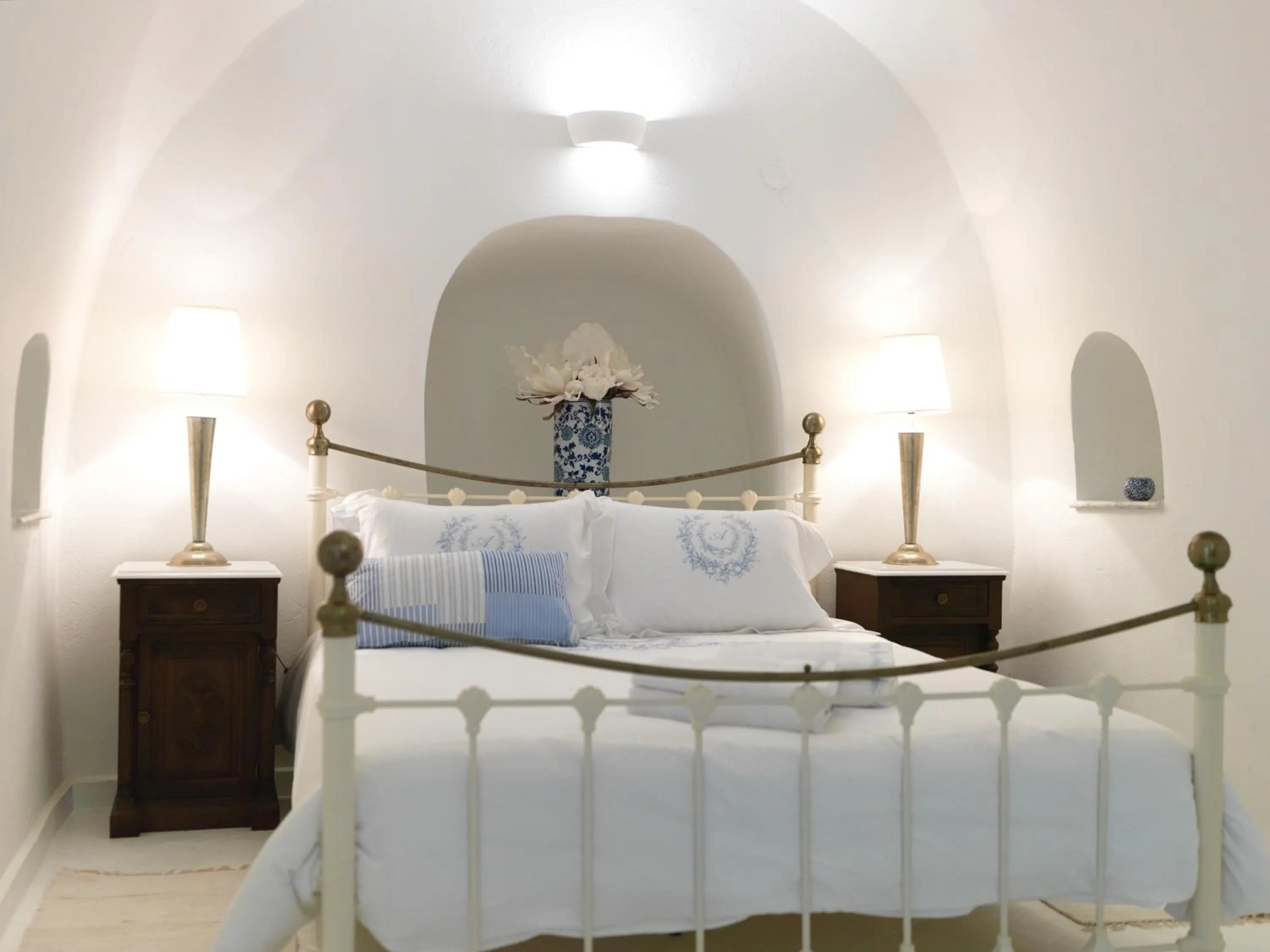 Bedroom, Bed in OIA UNIQUE HOMES by K&K