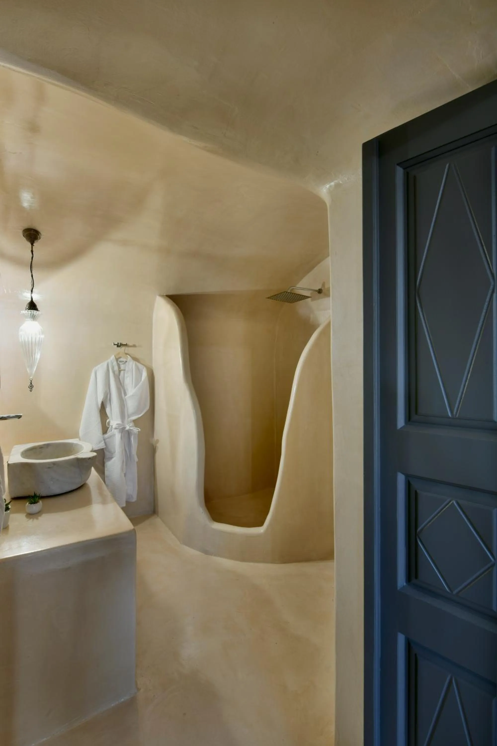 Bathroom in OIA UNIQUE HOMES by K&K