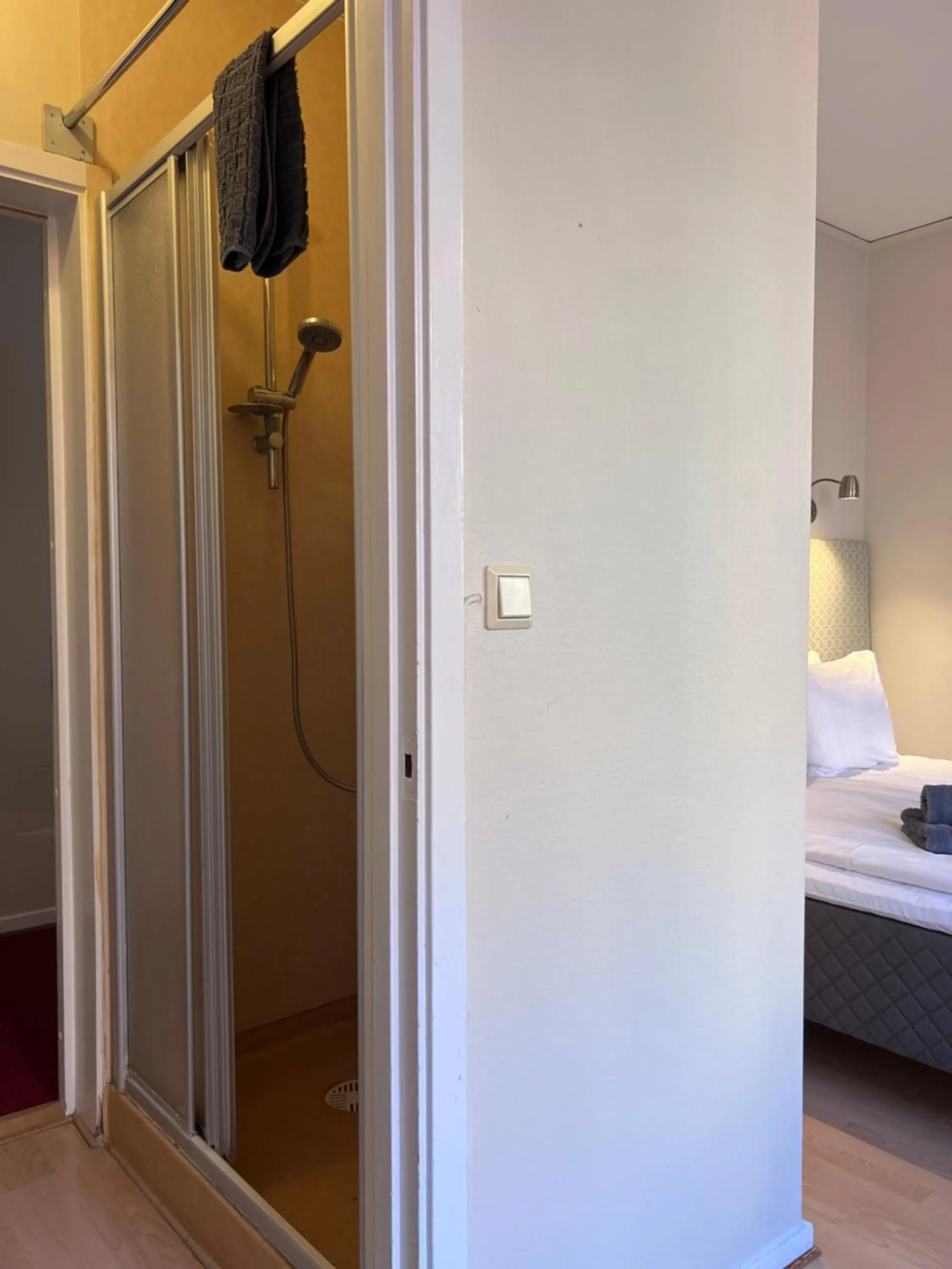 Shower, Bed in Hotel Park Allé