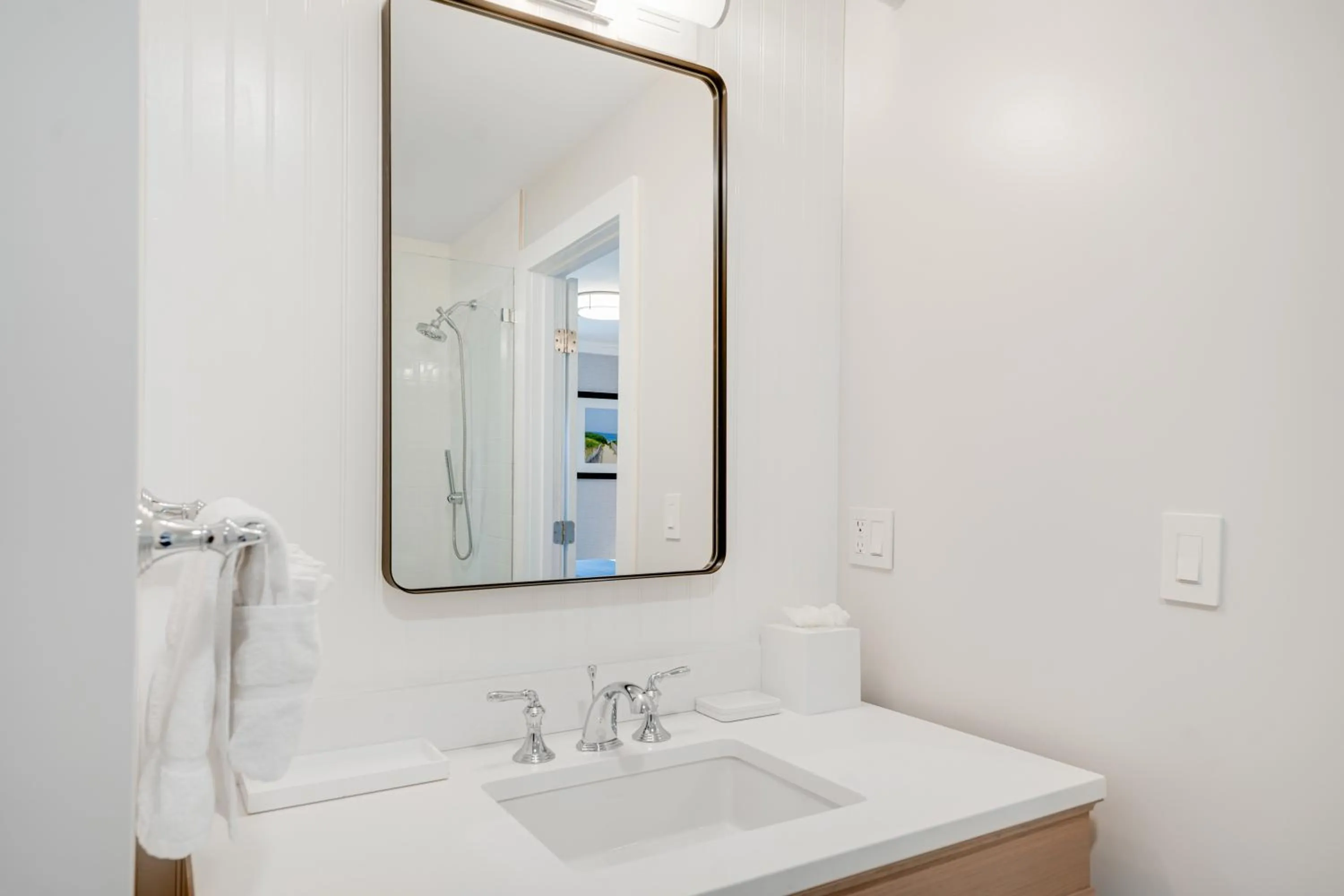 Bathroom in Newport Beach Hotel & Suites