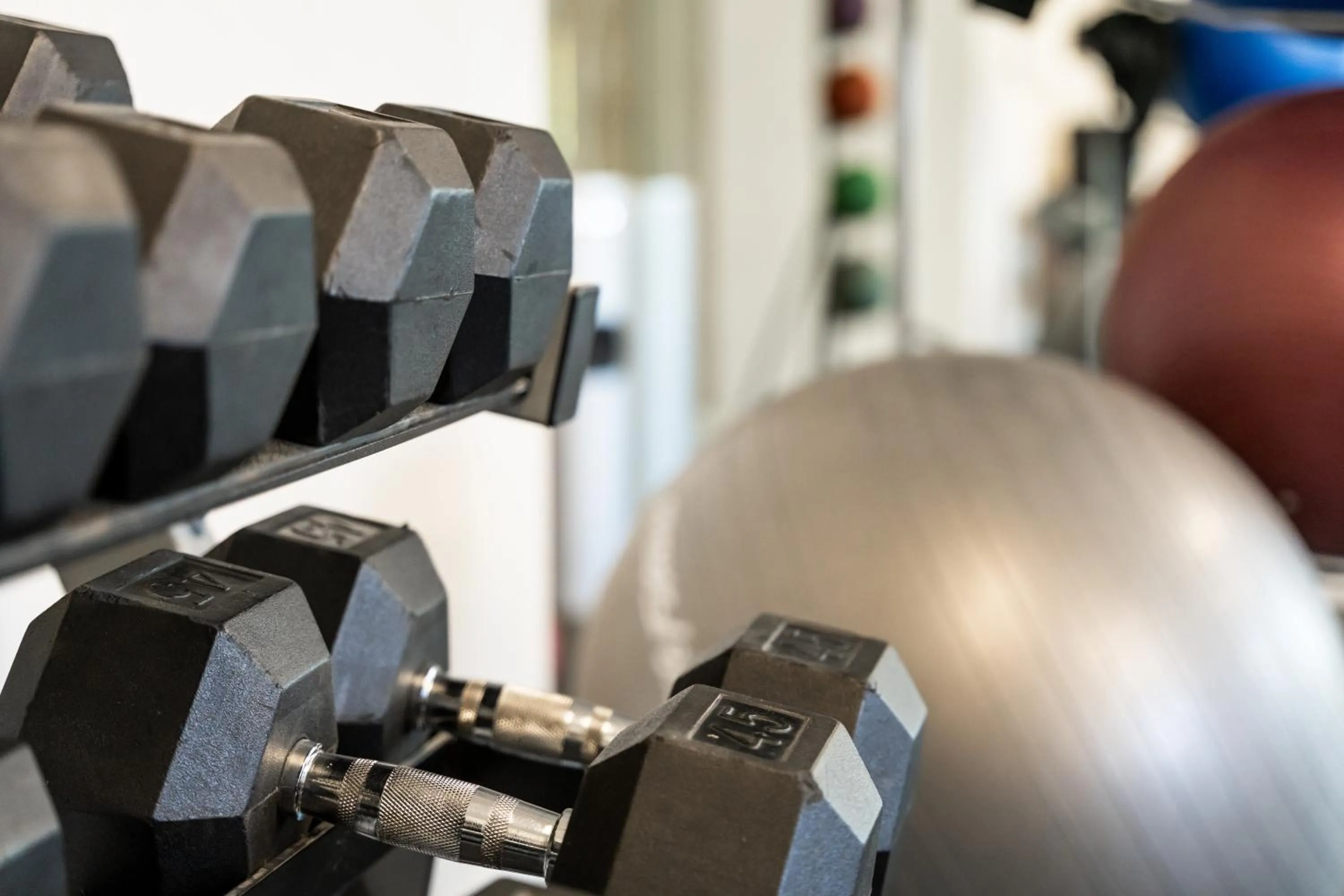 Fitness centre/facilities in Newport Beach Hotel & Suites