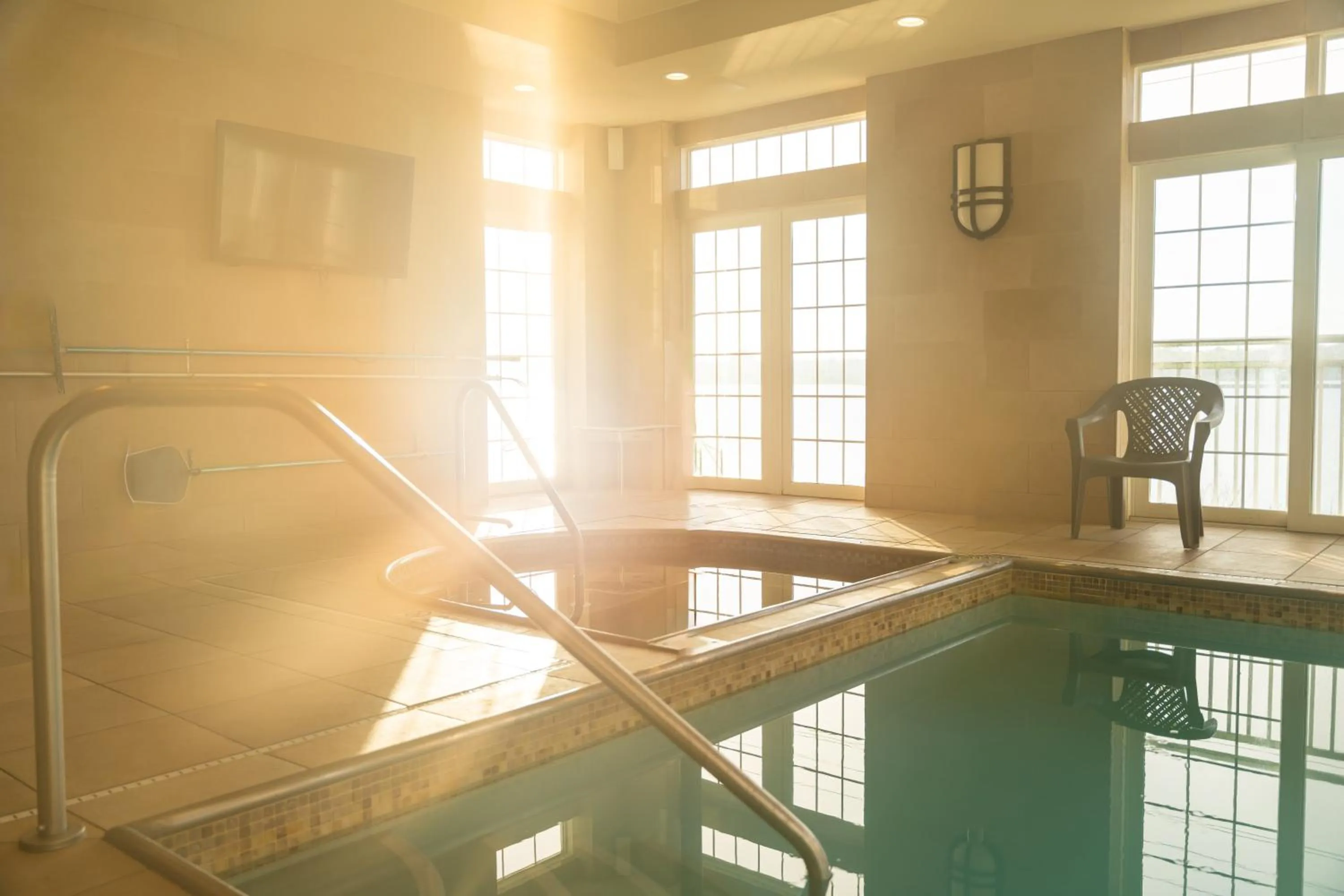 Swimming pool in Newport Beach Hotel & Suites