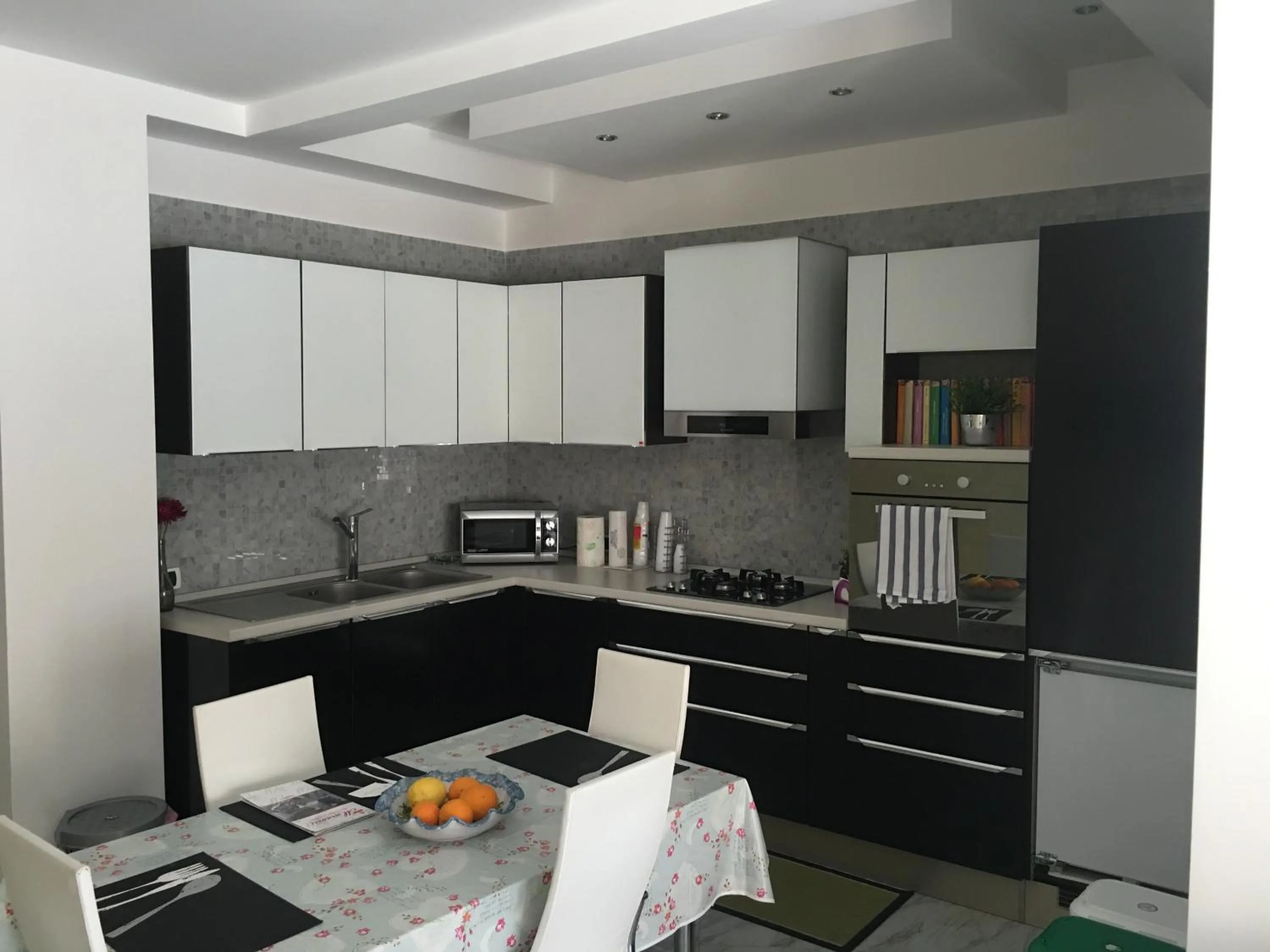 Communal lounge/ TV room in Supera Napoli Apartment