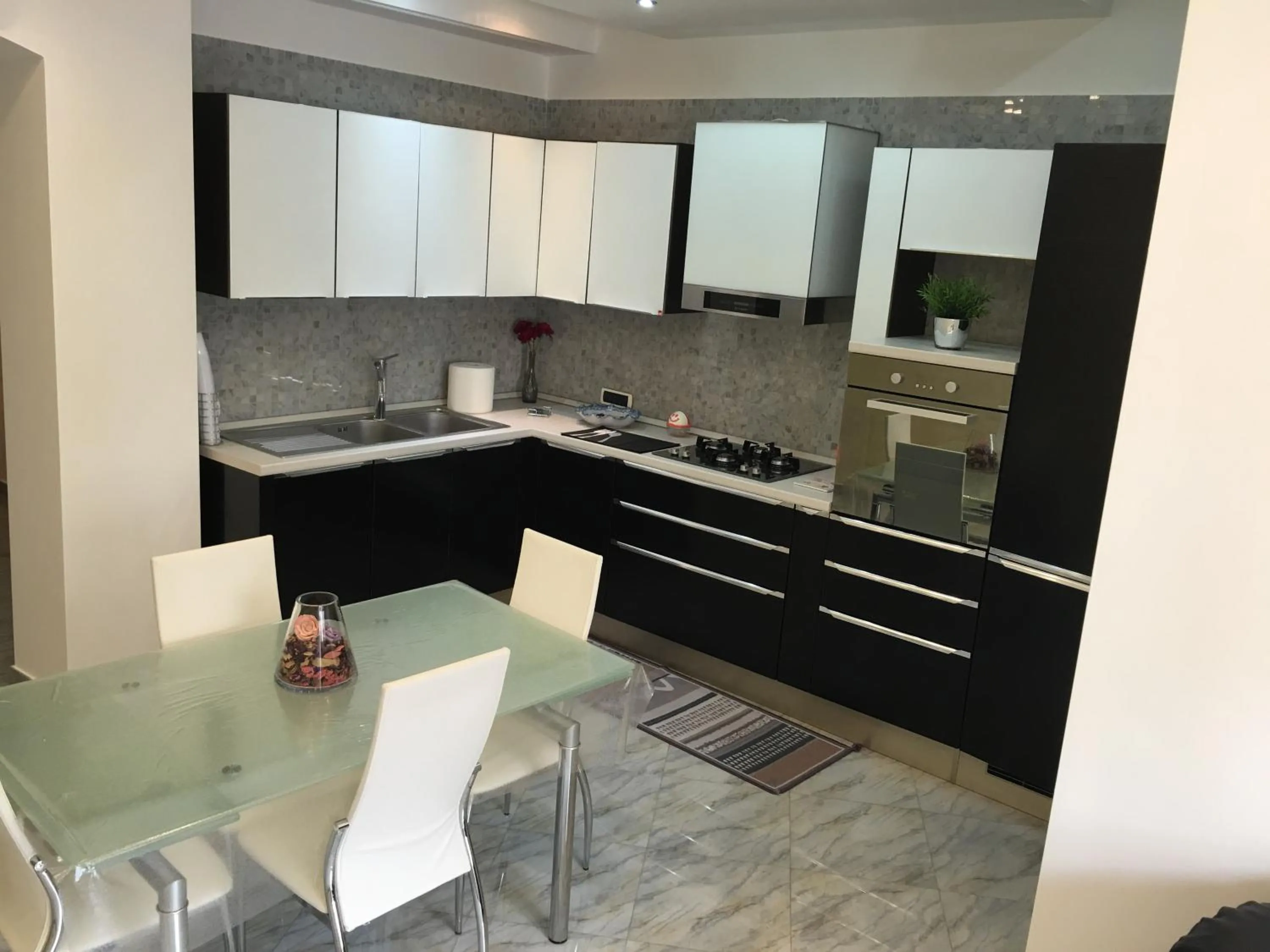 Kitchen or kitchenette in Supera Napoli Apartment