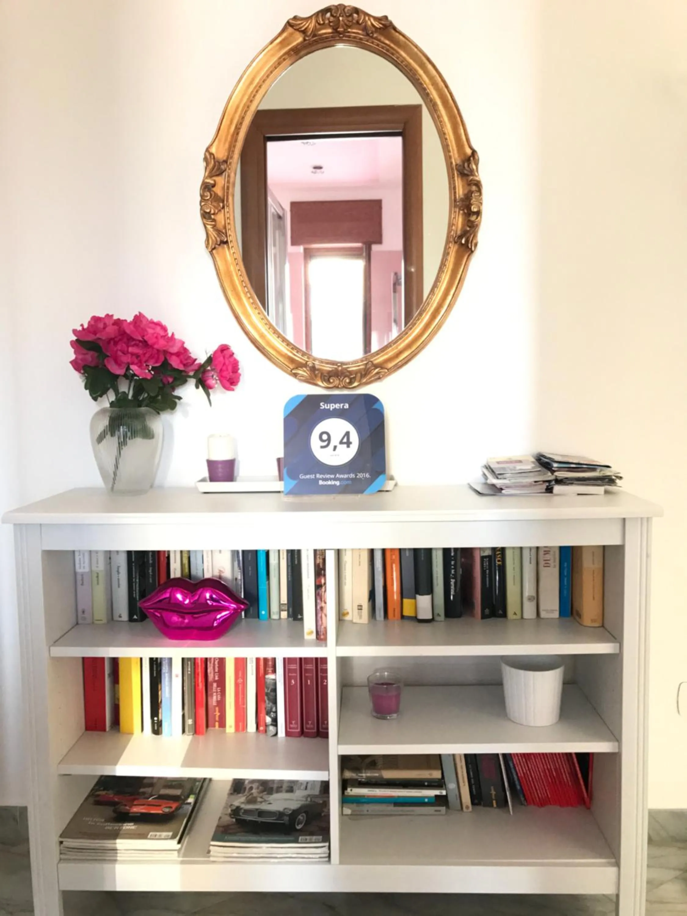 Library in Supera Napoli Apartment