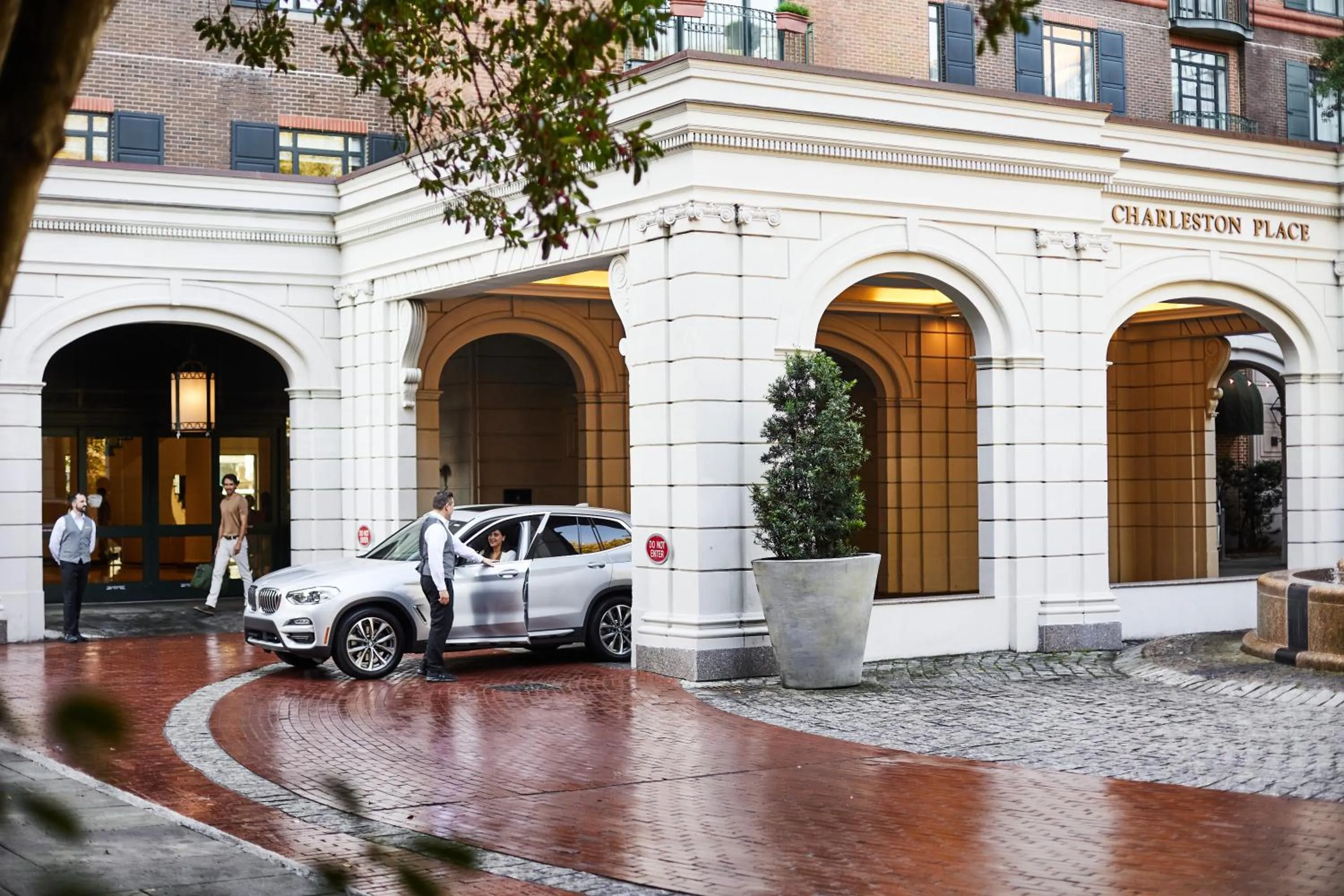Facade/entrance in The Charleston Place