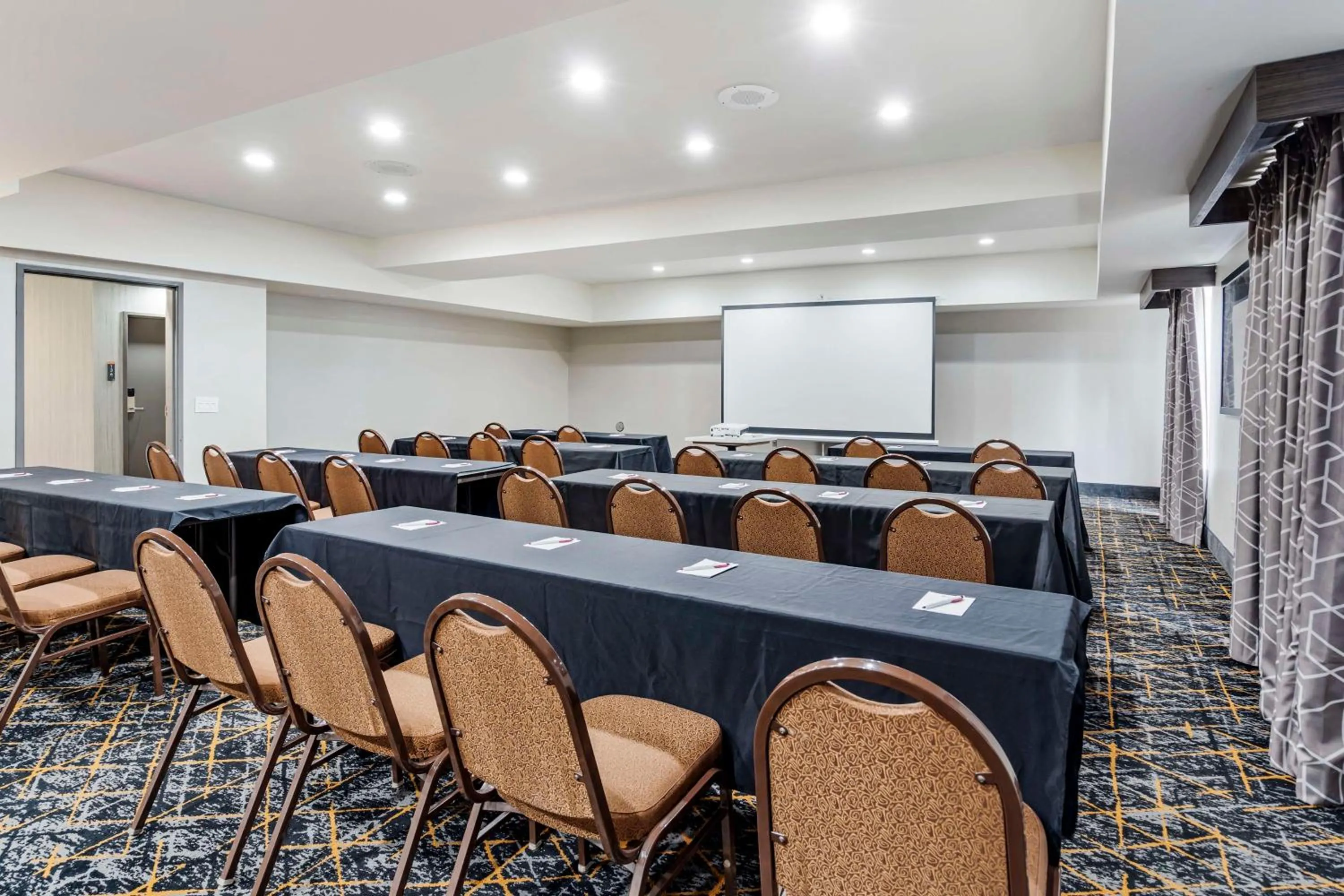 Meeting/conference room in Best Western Plus Bourbonnais Hotel & Suites