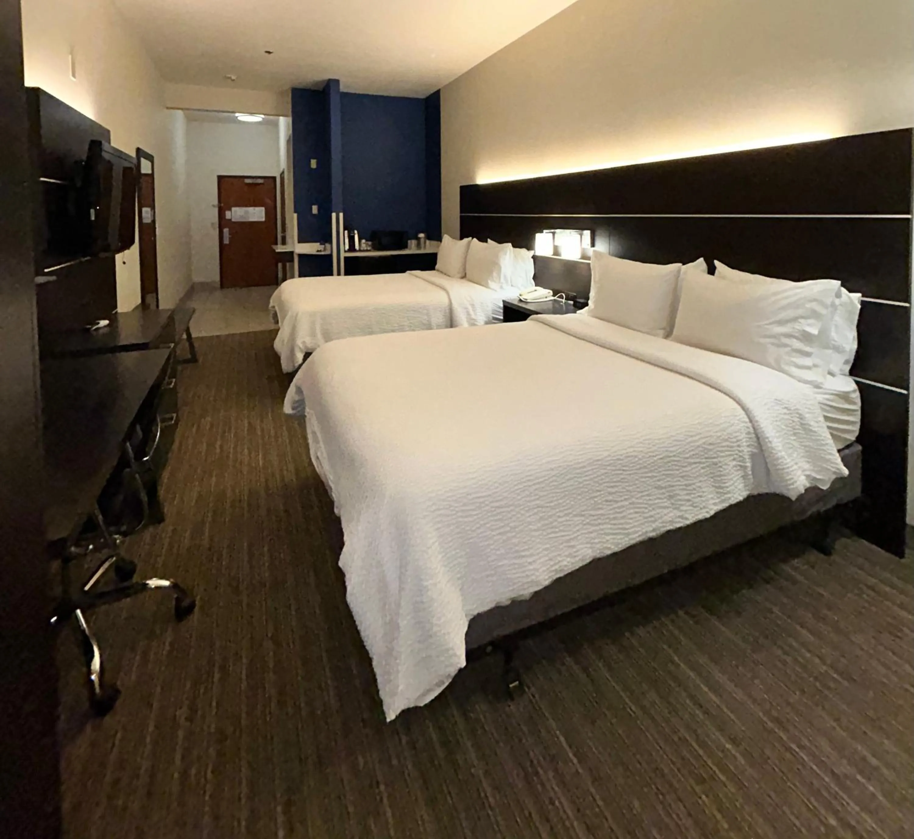 Photo of the whole room, Bed in Holiday Inn Express Madera by IHG