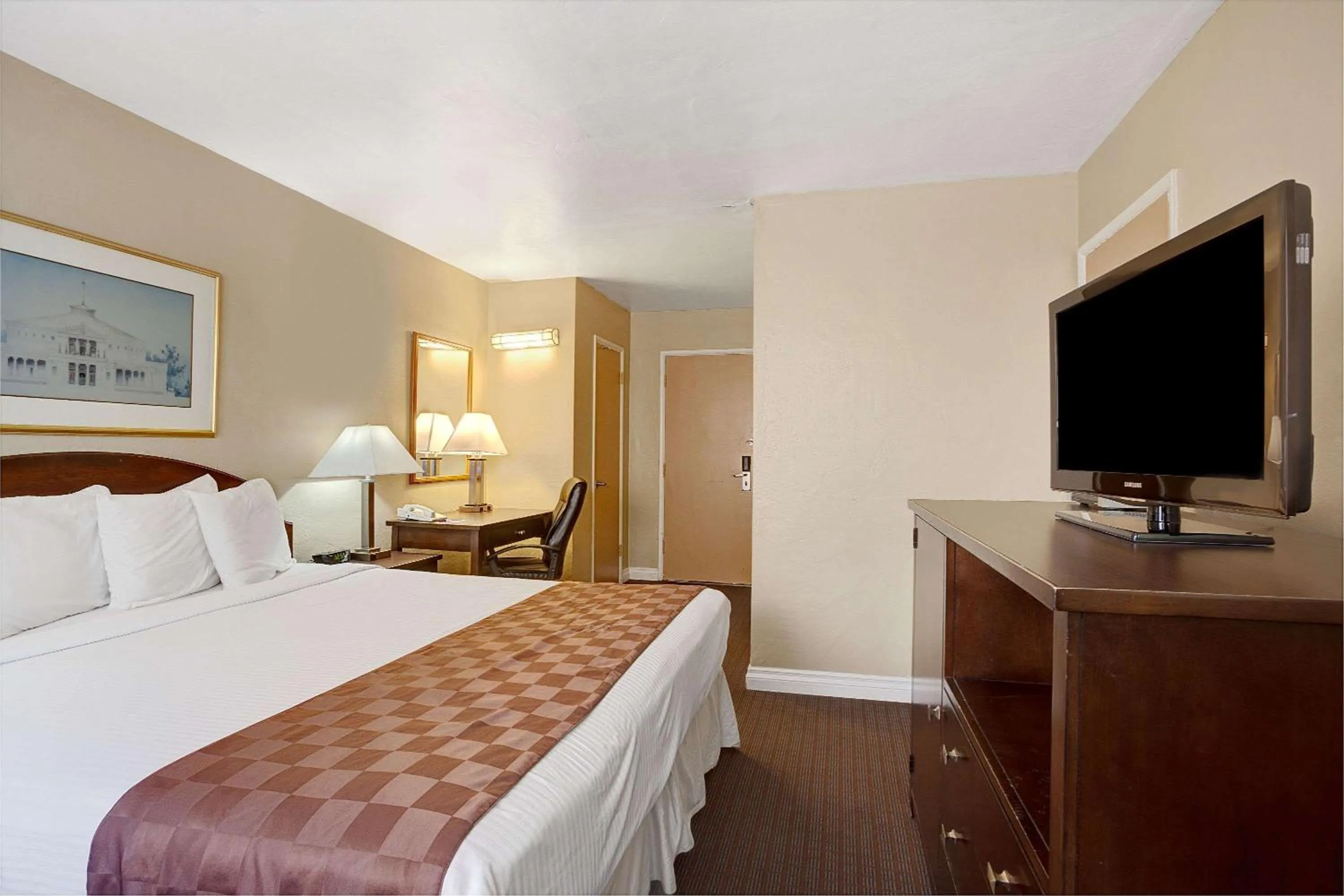 Photo of the whole room, Bed in Travelodge by Wyndham Everett City Center