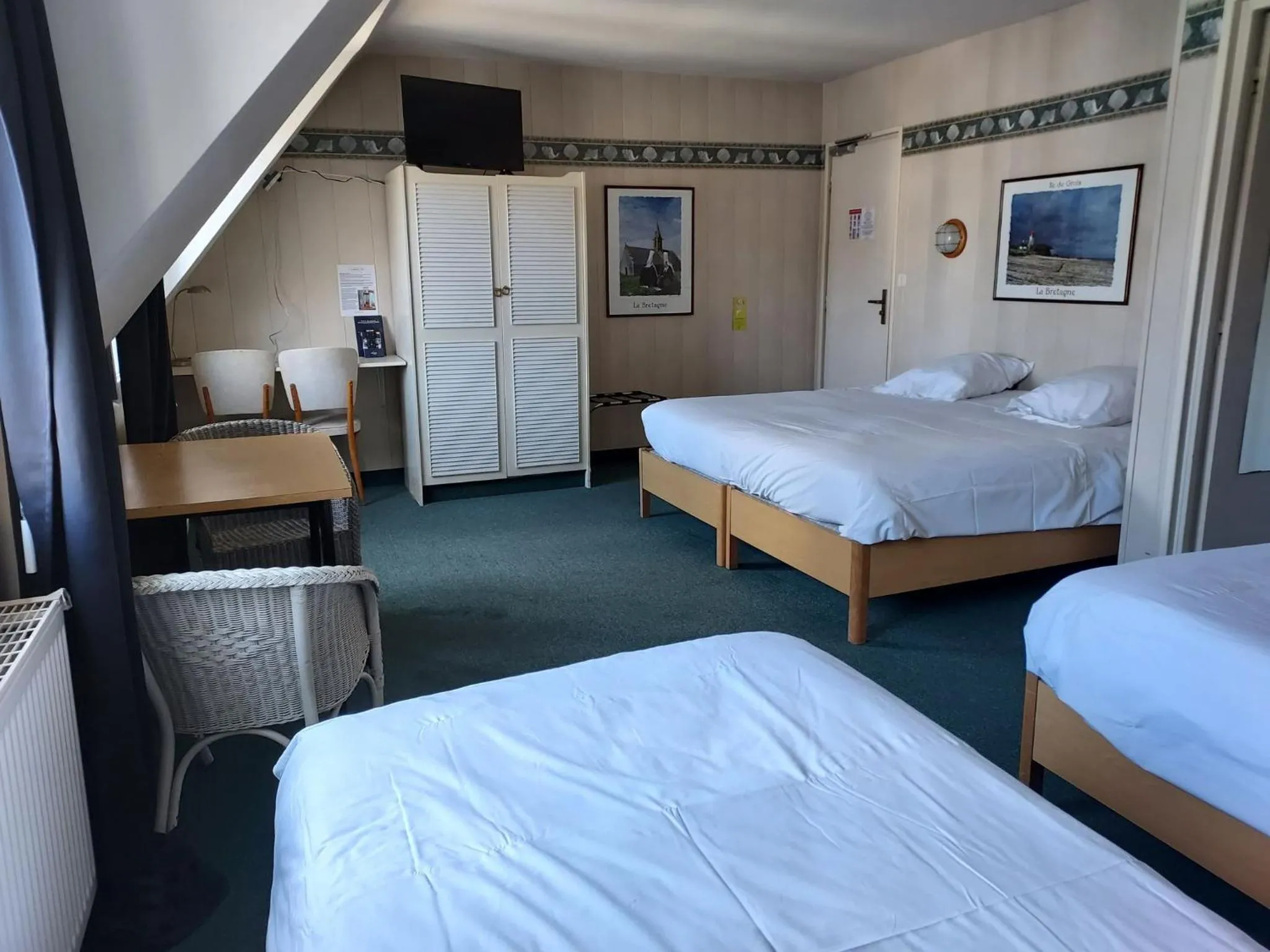 Photo of the whole room, Bed in L'Auberg'ine - Maison Glenn Anna