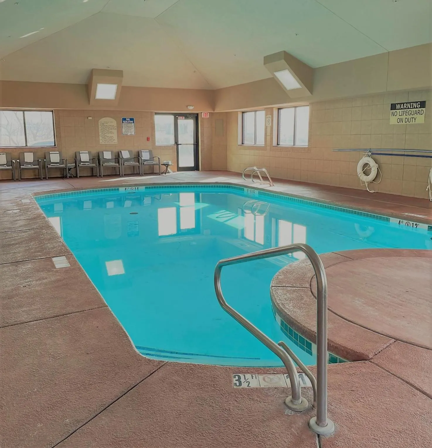 Swimming pool in Holiday Inn Express Hotel & Suites Lincoln South by IHG