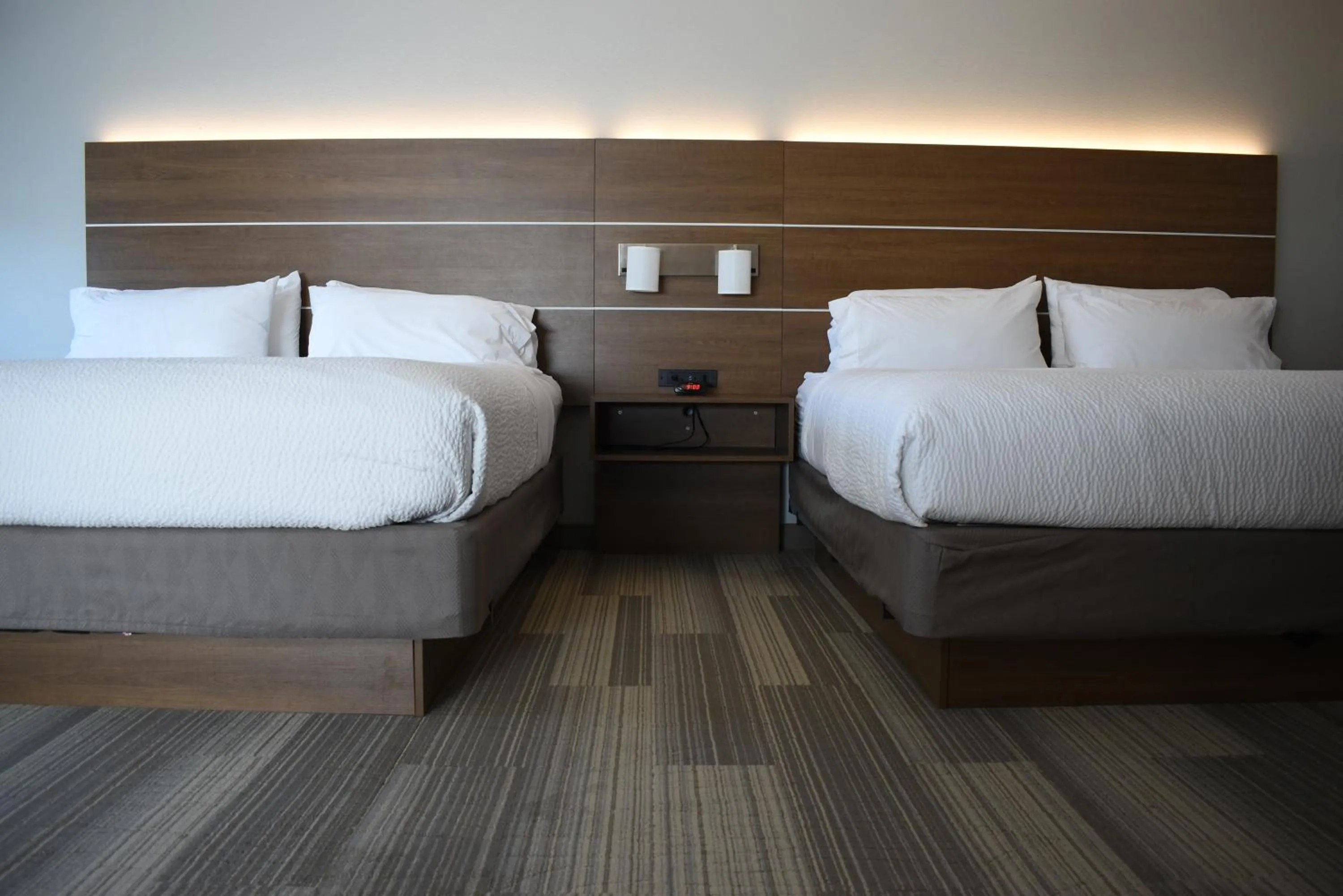 Bed in Holiday Inn Express Hotel & Suites Lincoln South by IHG
