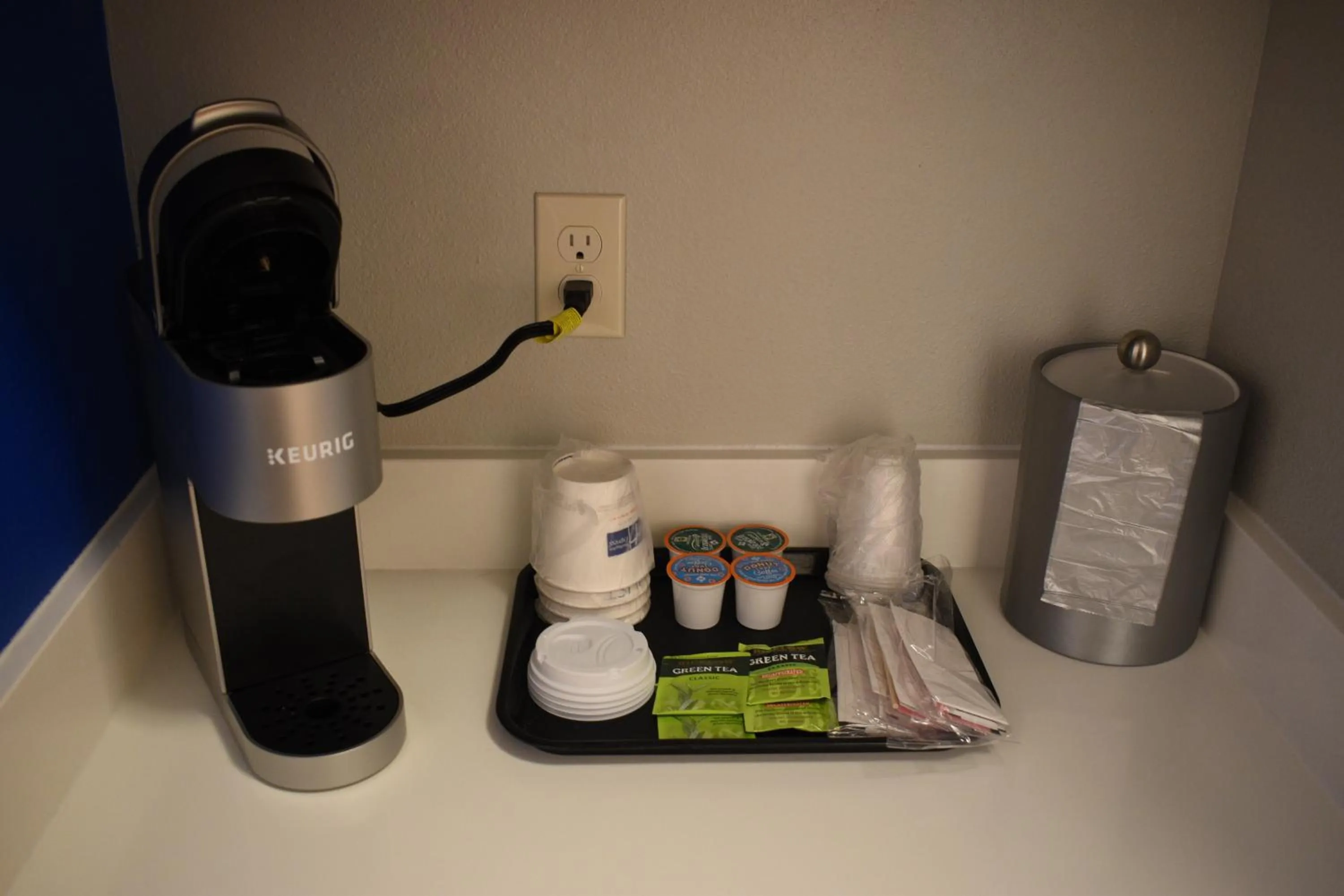 Coffee/tea facilities in Holiday Inn Express Hotel & Suites Lincoln South by IHG