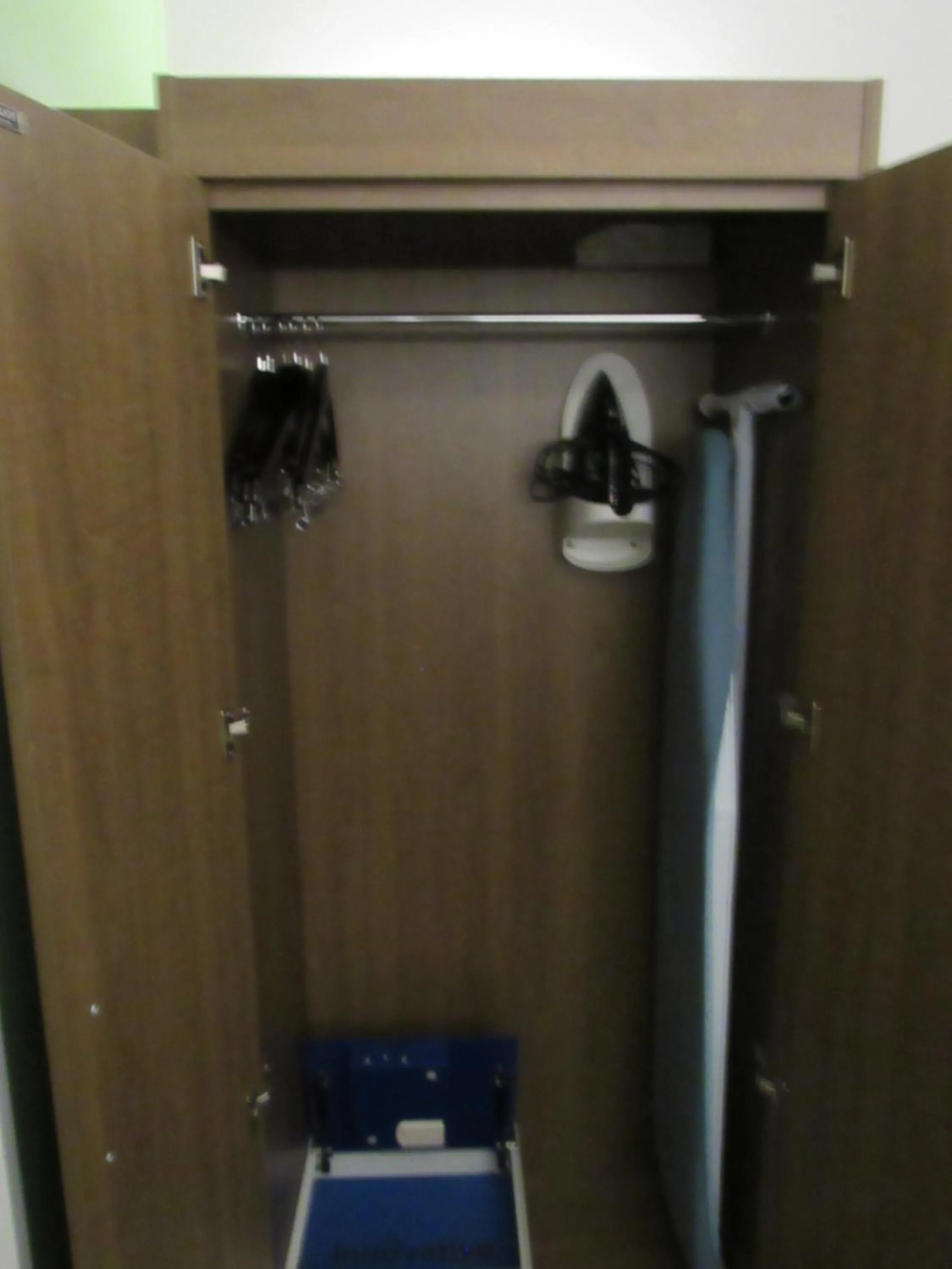 wardrobe in Holiday Inn Express Hotel & Suites Lincoln South by IHG