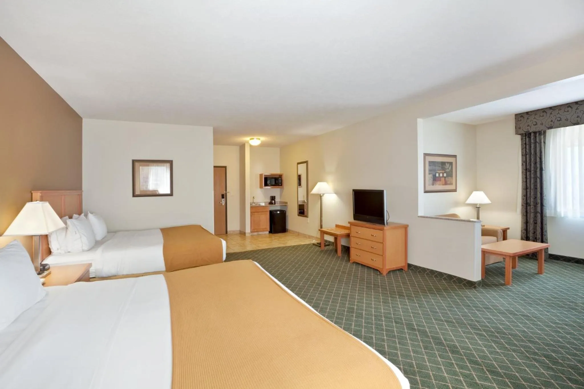 Photo of the whole room, Bed in Holiday Inn Express Hotel & Suites Lincoln South by IHG