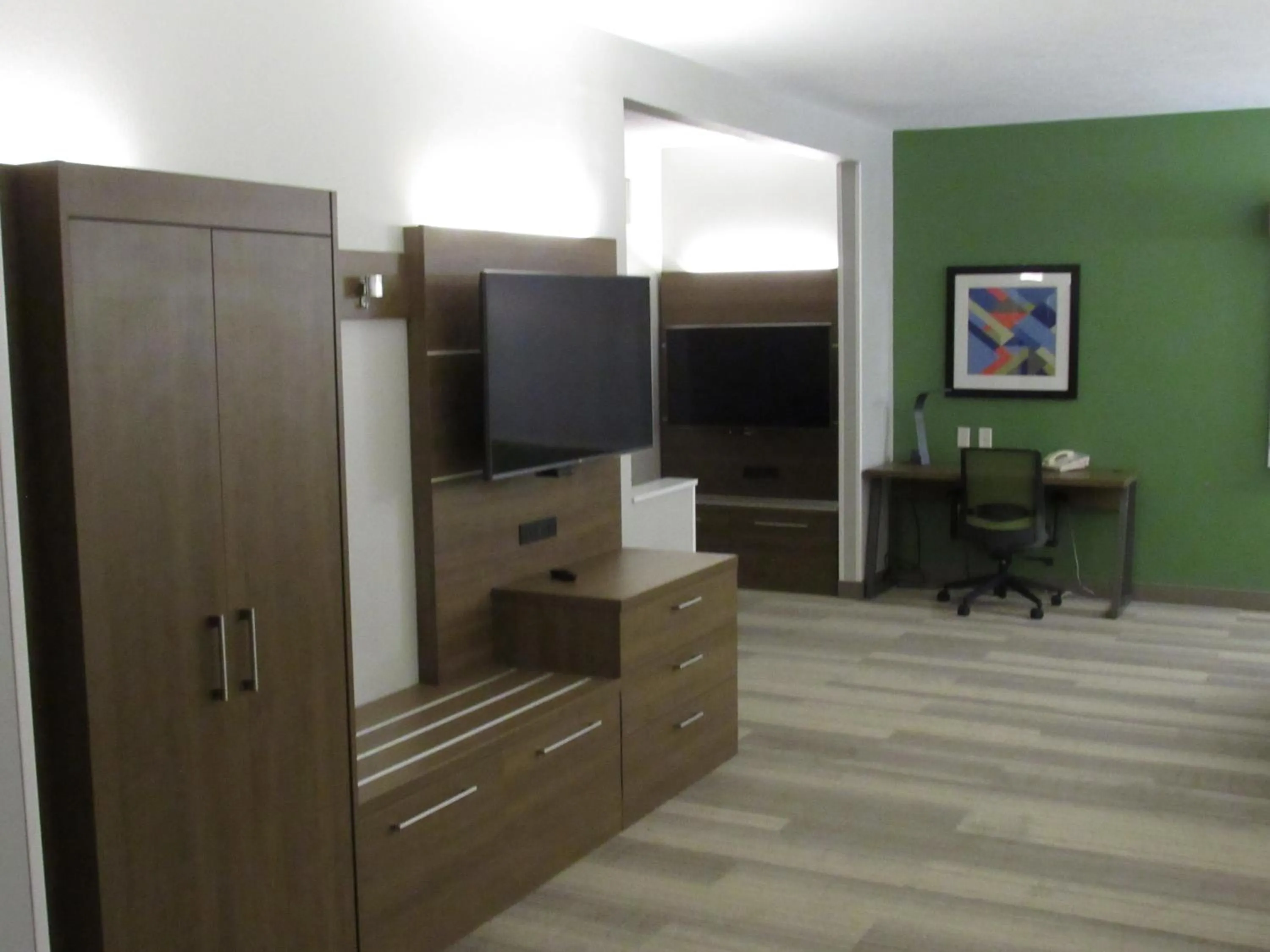TV and multimedia in Holiday Inn Express Hotel & Suites Lincoln South by IHG