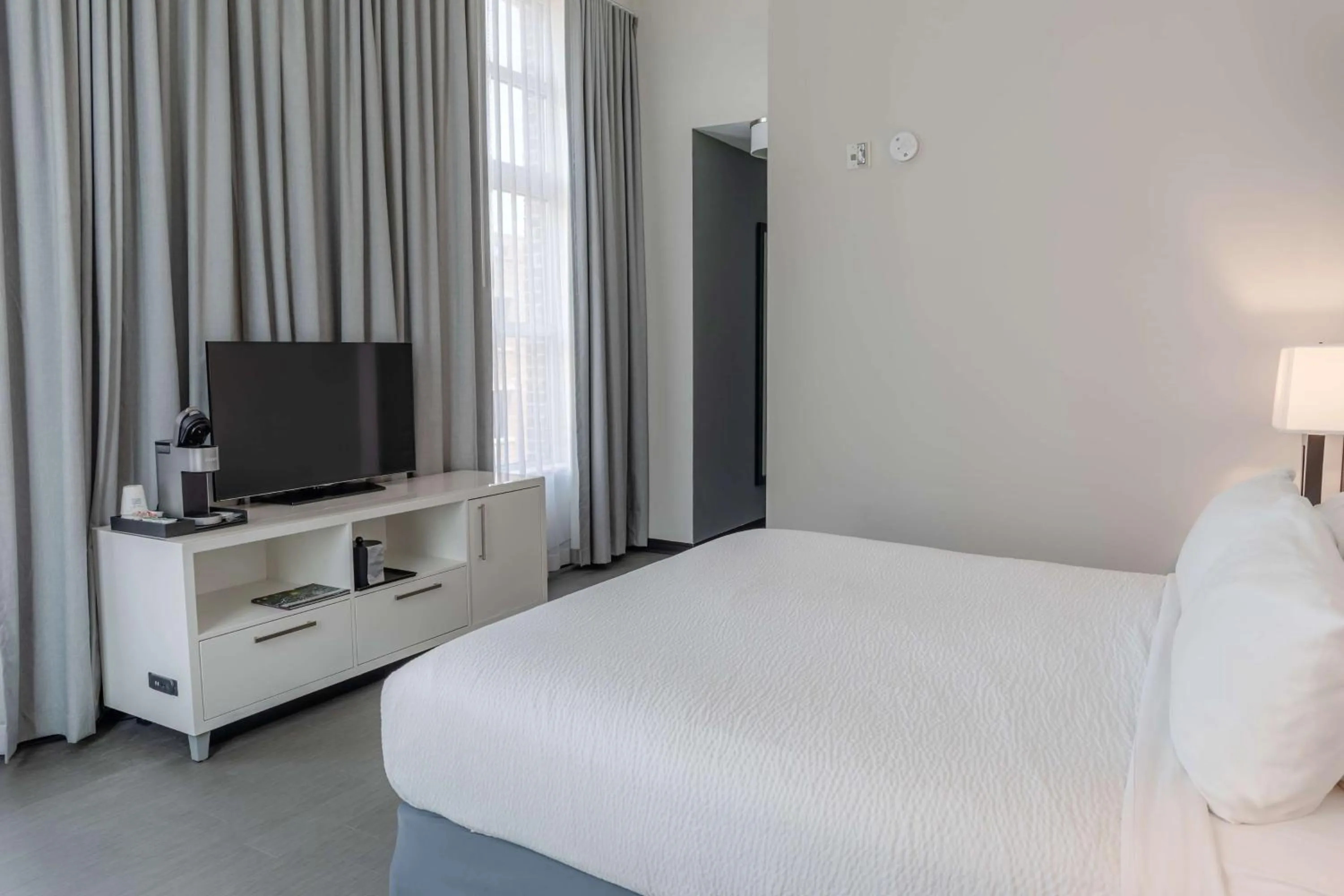 Photo of the whole room, Bed in TRYP by Wyndham Savannah