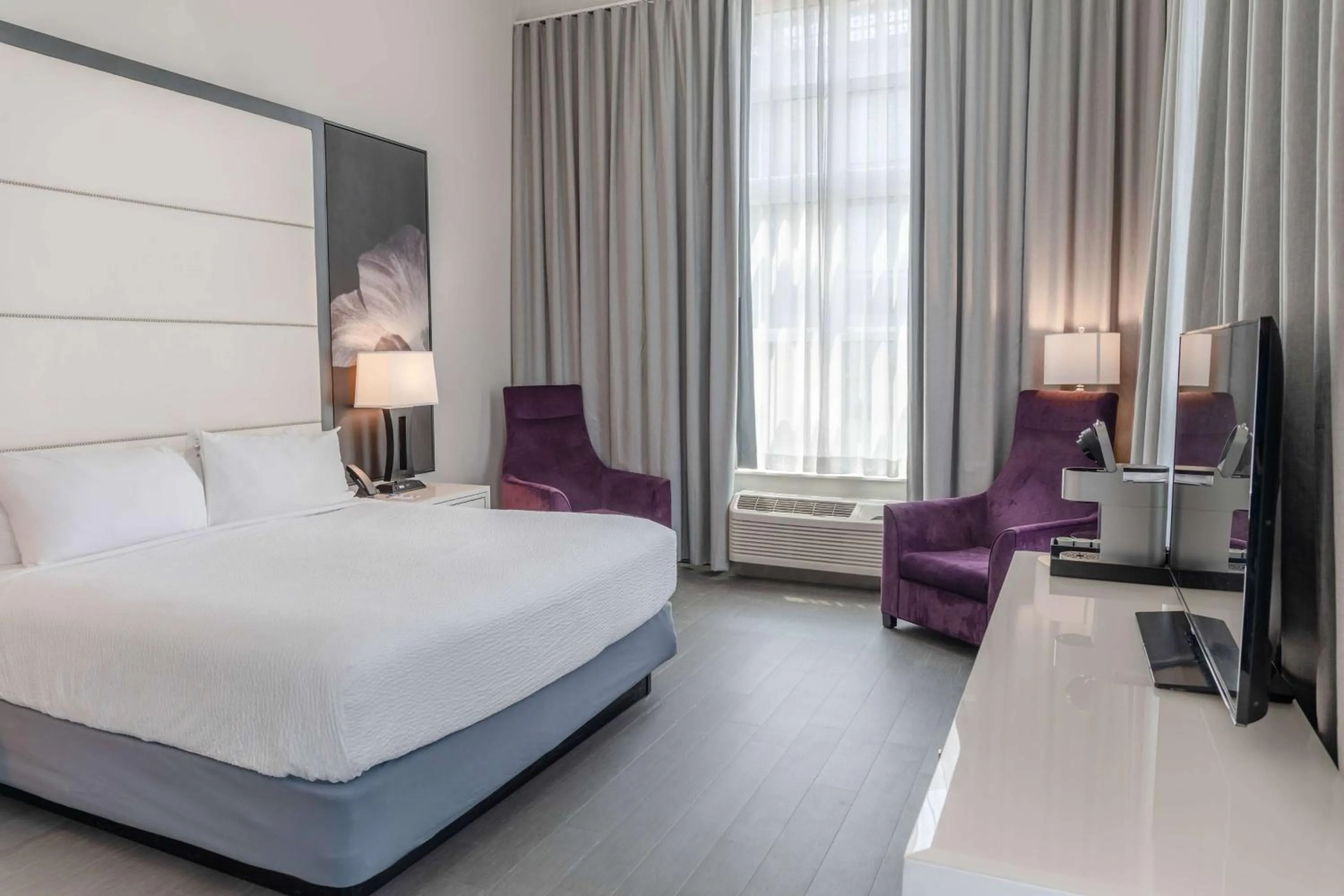 Photo of the whole room, Bed in TRYP by Wyndham Savannah