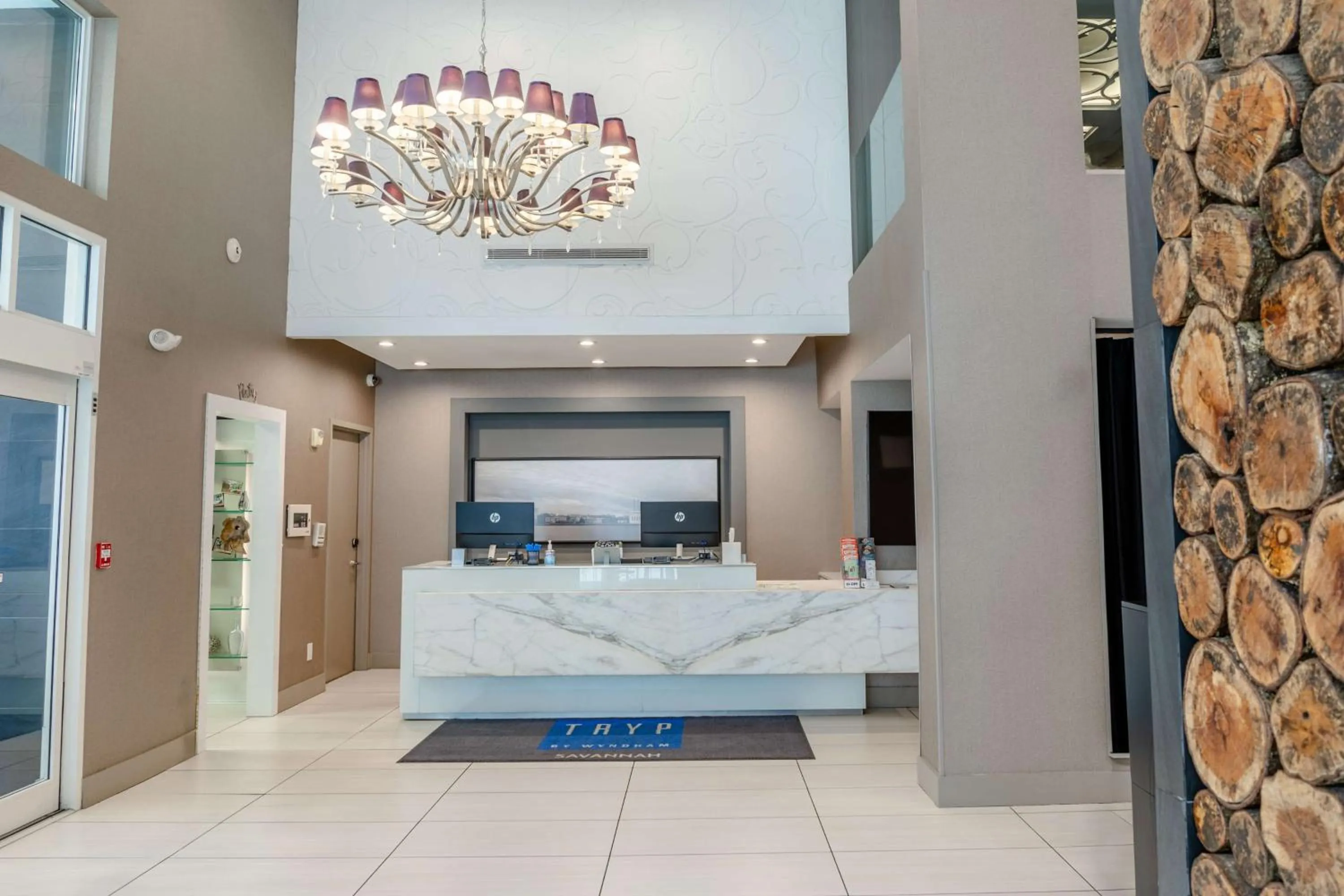 Lobby or reception in TRYP by Wyndham Savannah