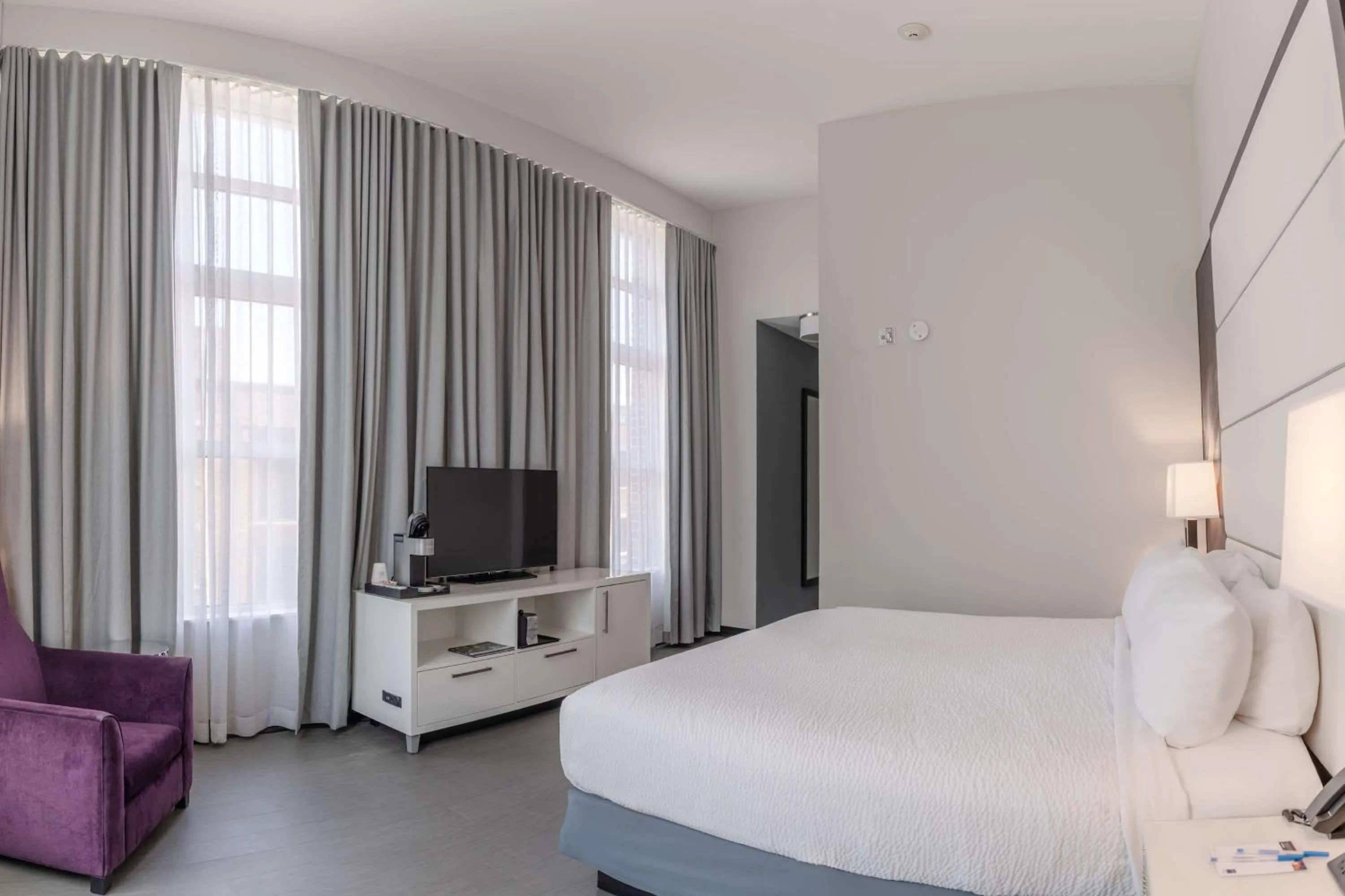 Photo of the whole room, Bed in TRYP by Wyndham Savannah