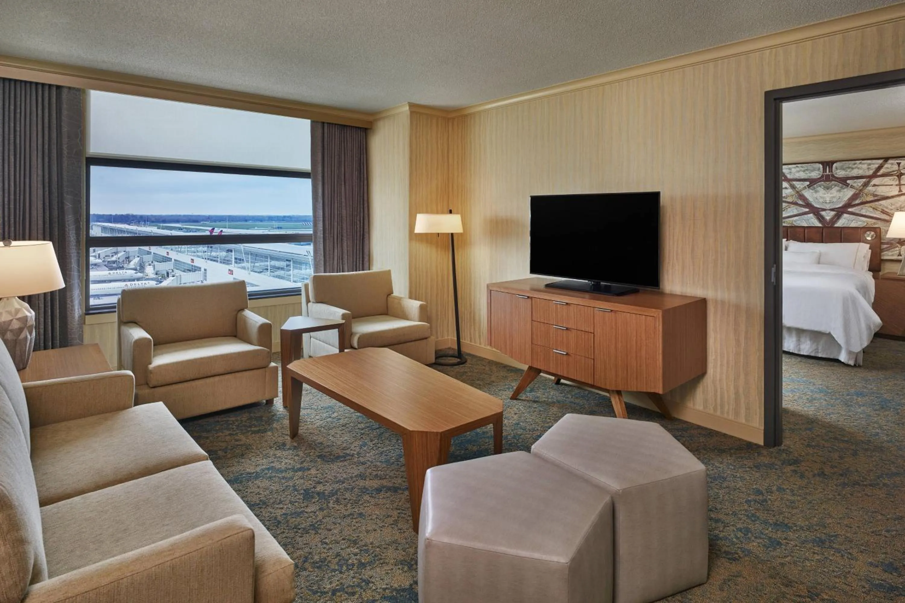 Living room, Bed in The Westin Detroit Metropolitan Airport