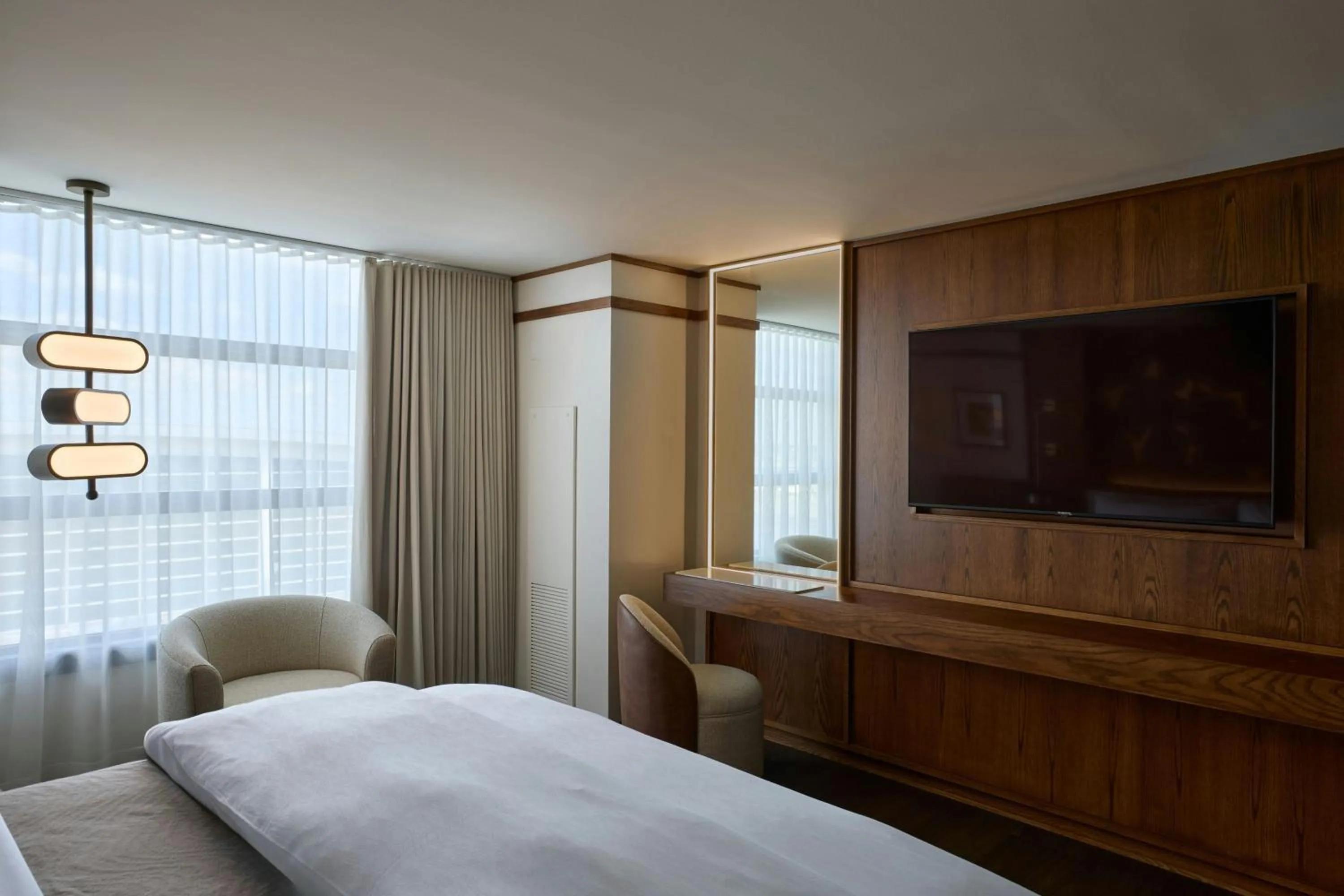 Bedroom, Bed in The Westin Detroit Metropolitan Airport