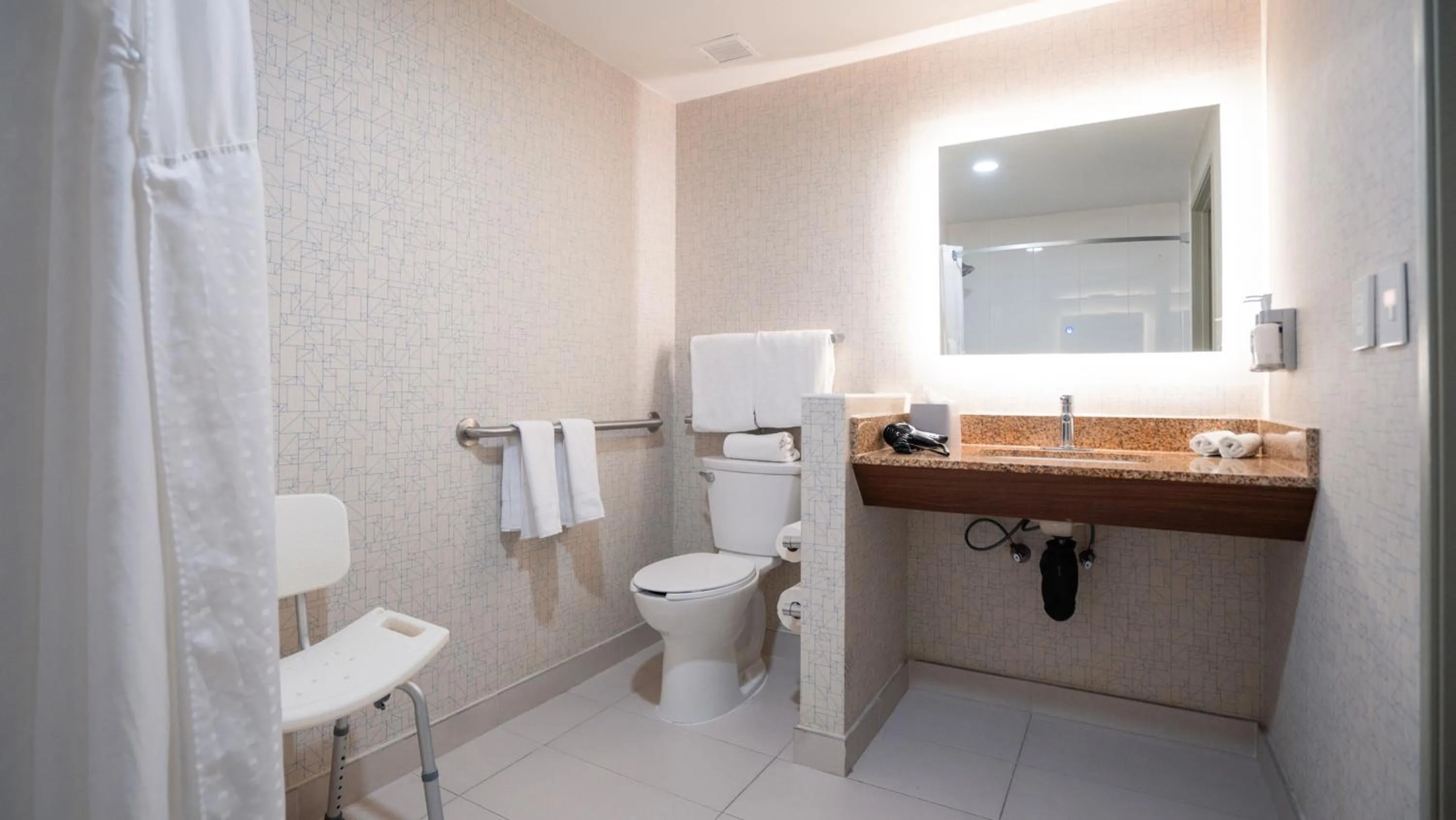 Bathroom in Holiday Inn Express Hotel & Suites CD. Juarez - Las Misiones by IHG