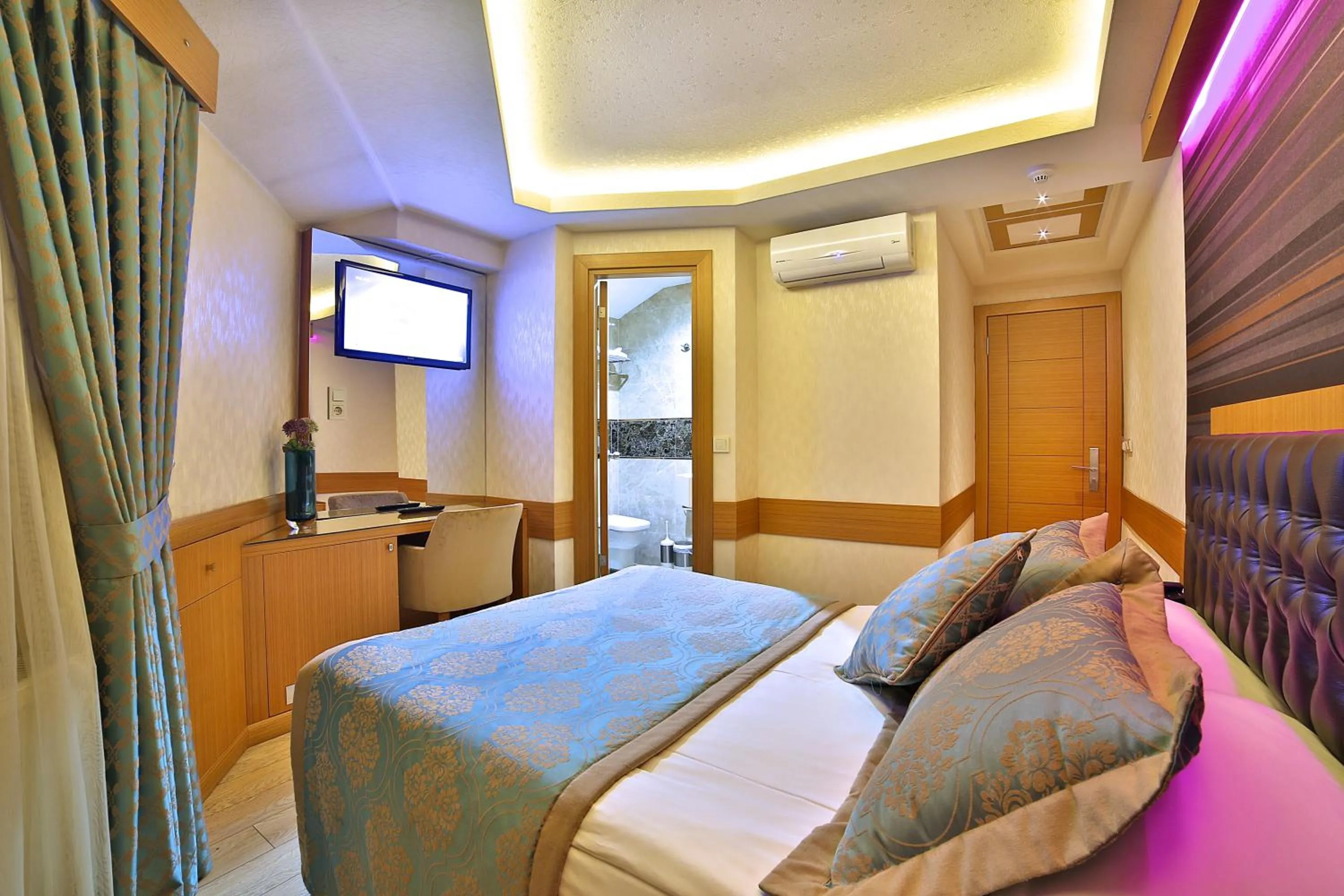 Bed in Hotel Resitpasa Istanbul