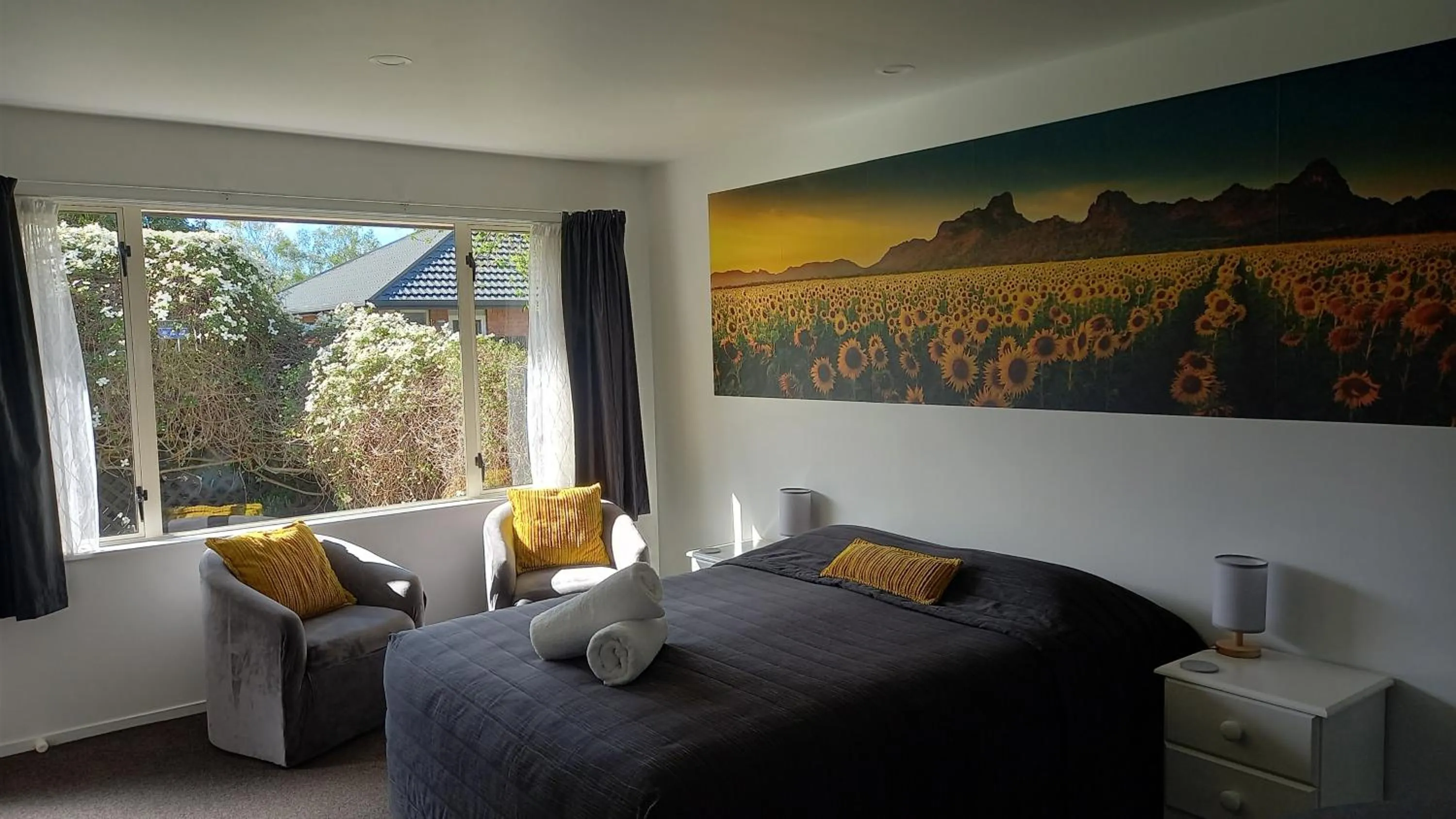 Living room, Bed in Northwood Motor Lodge