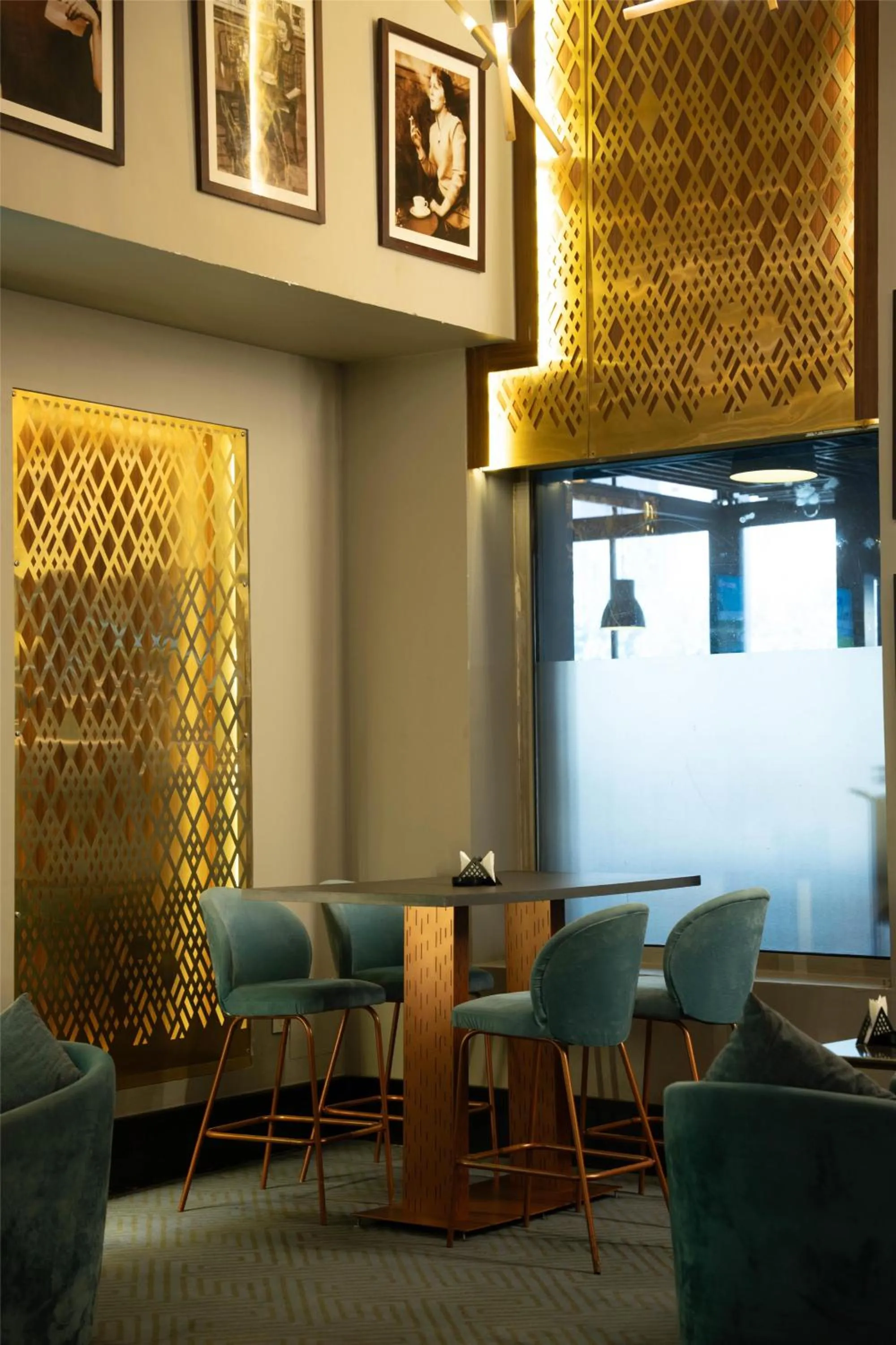 Lounge or bar in Radisson Blu Hotel, Cairo Heliopolis