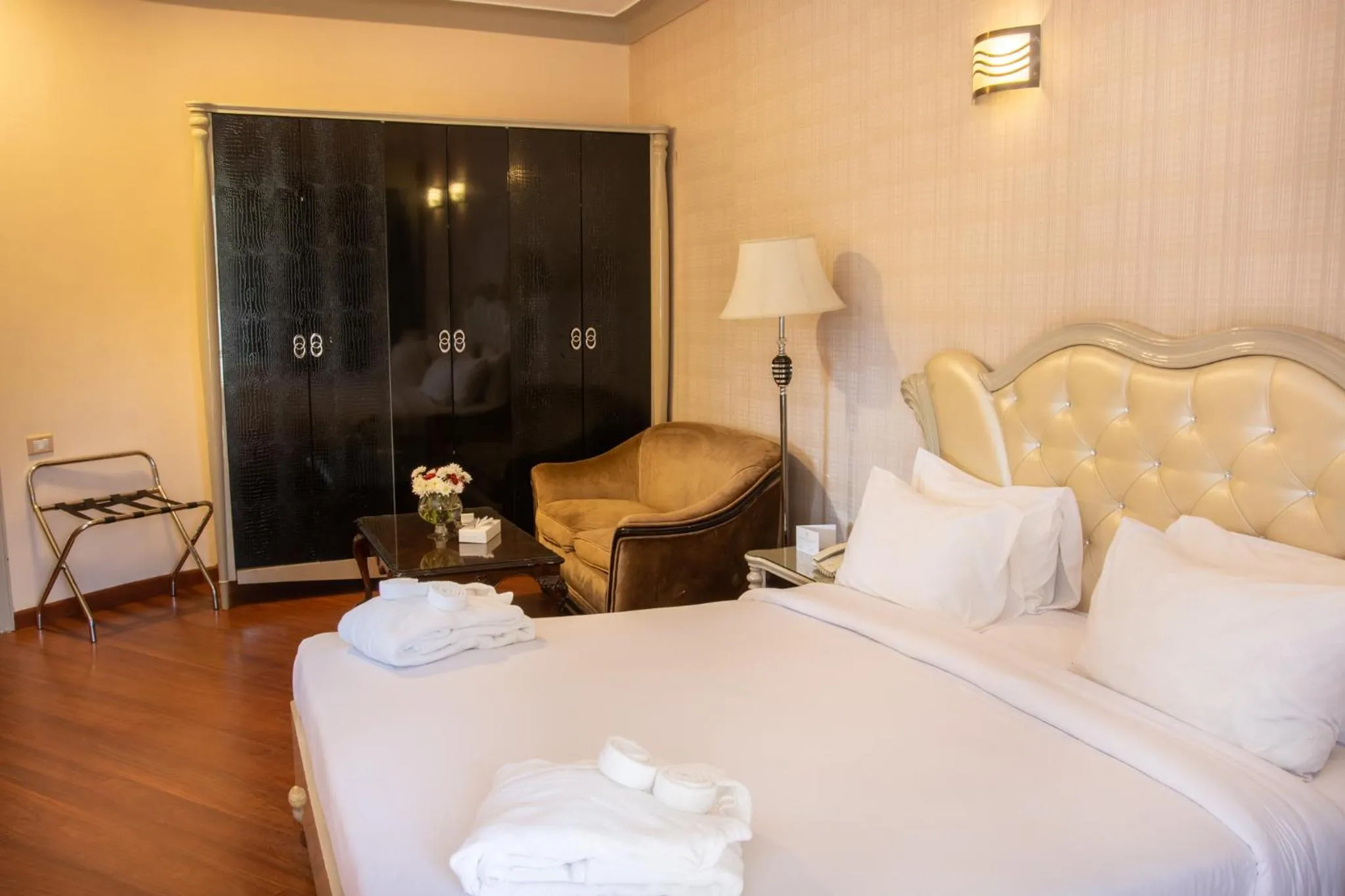 Bedroom, Bed in Paradise Inn Beach Resort