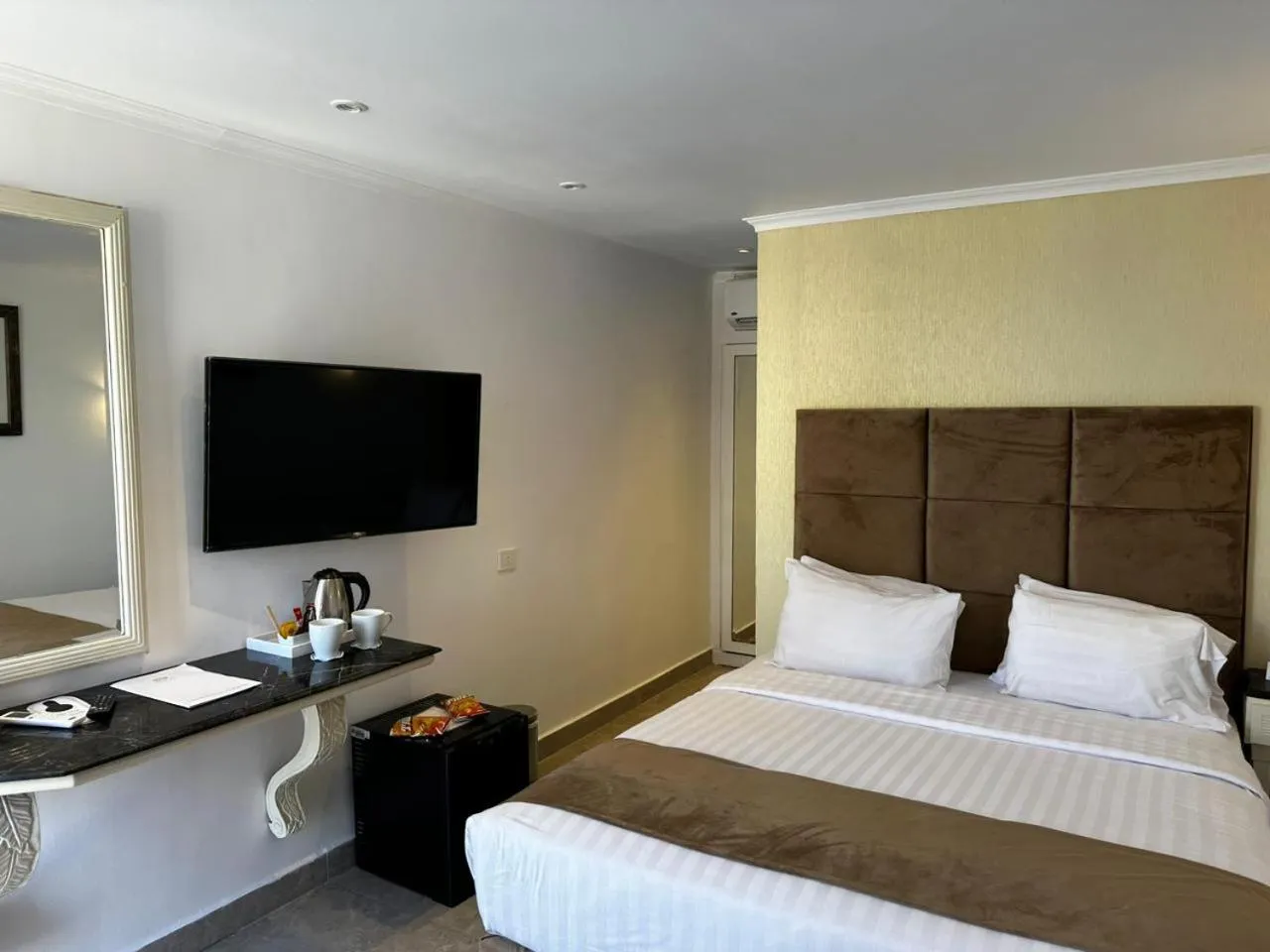 Bedroom, Bed in Paradise Inn Beach Resort