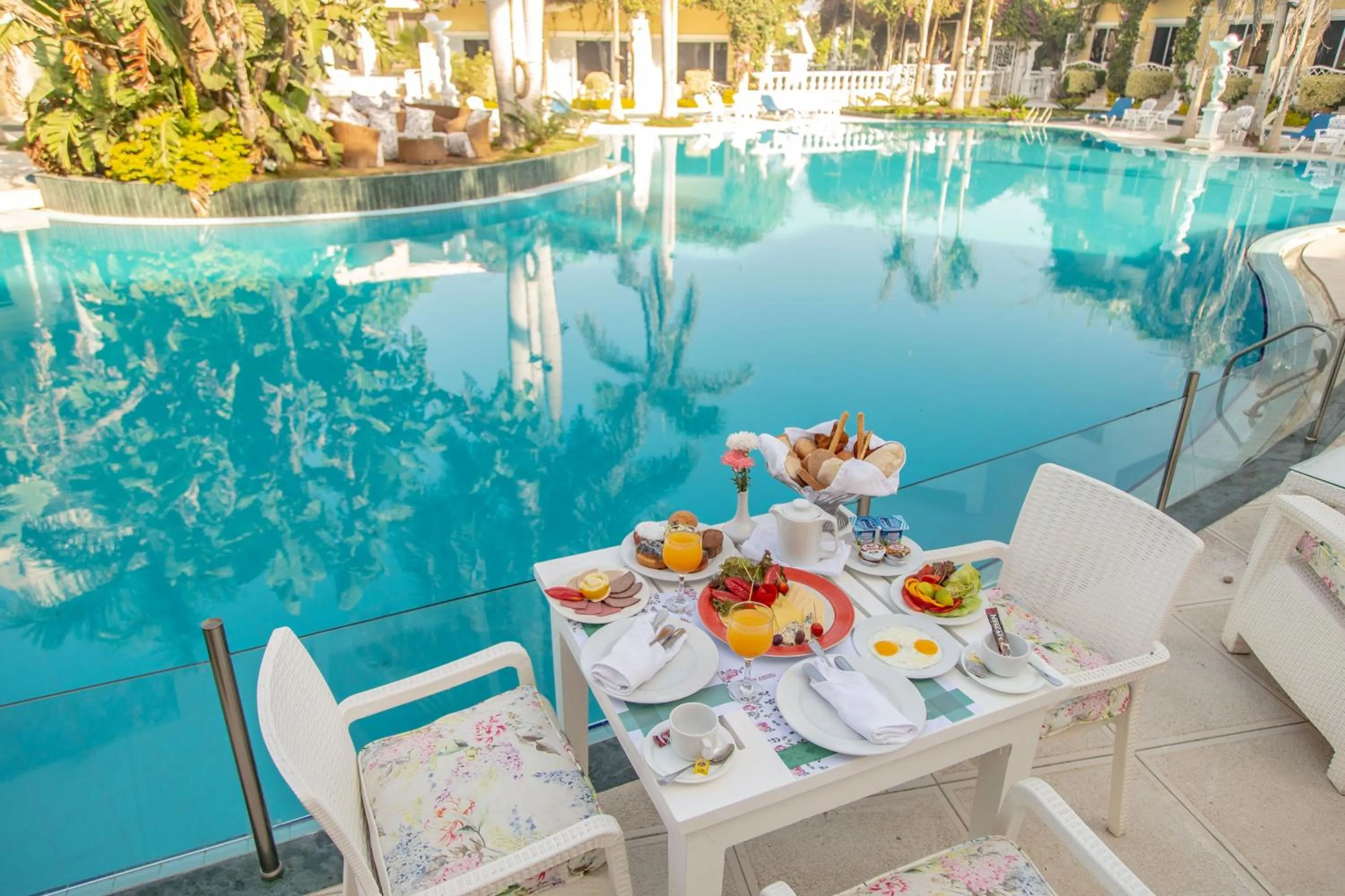 Restaurant/places to eat in Paradise Inn Beach Resort