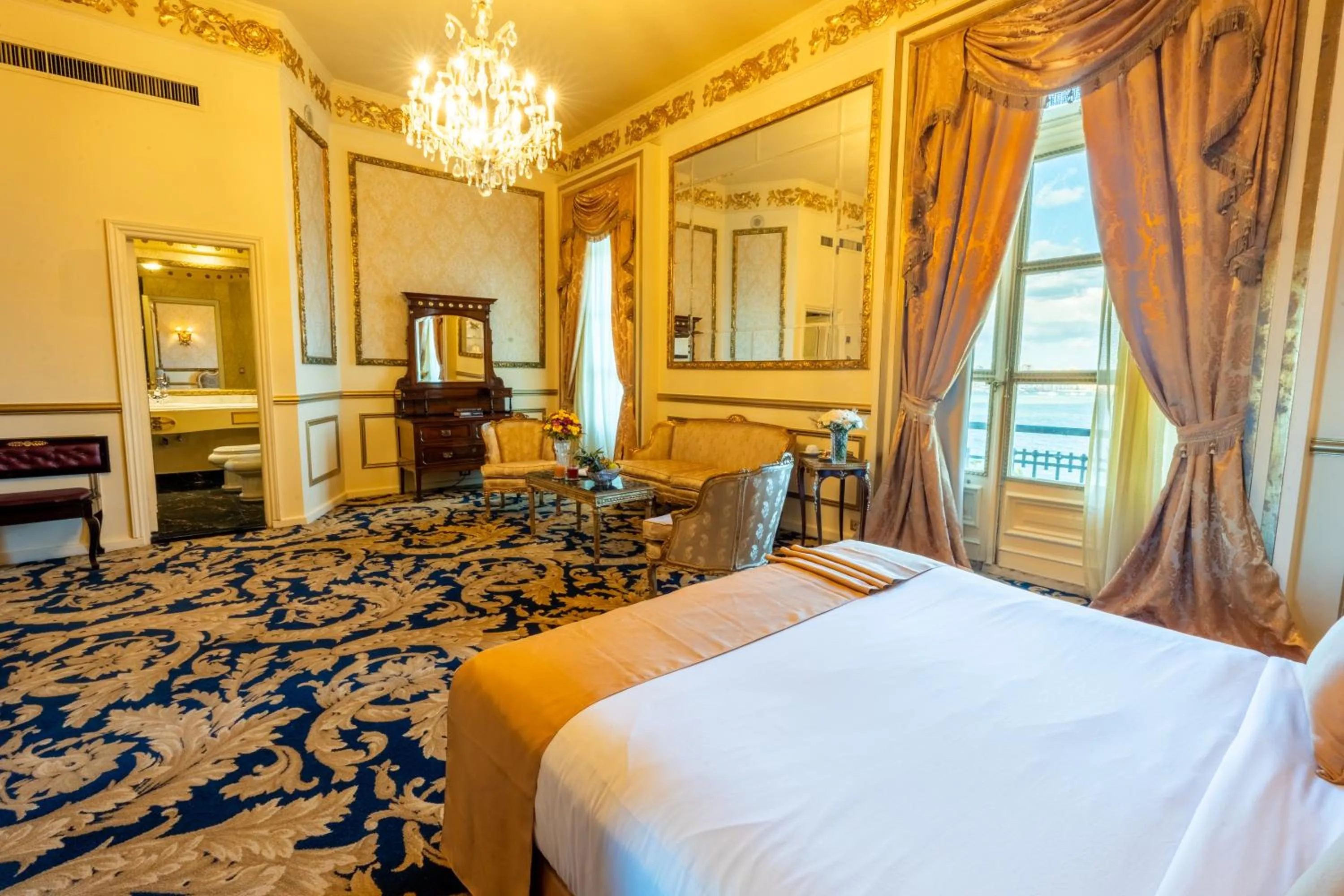 Photo of the whole room, Bed in Le Metropole Luxury Heritage Hotel Since 1902 by Paradise Inn Group