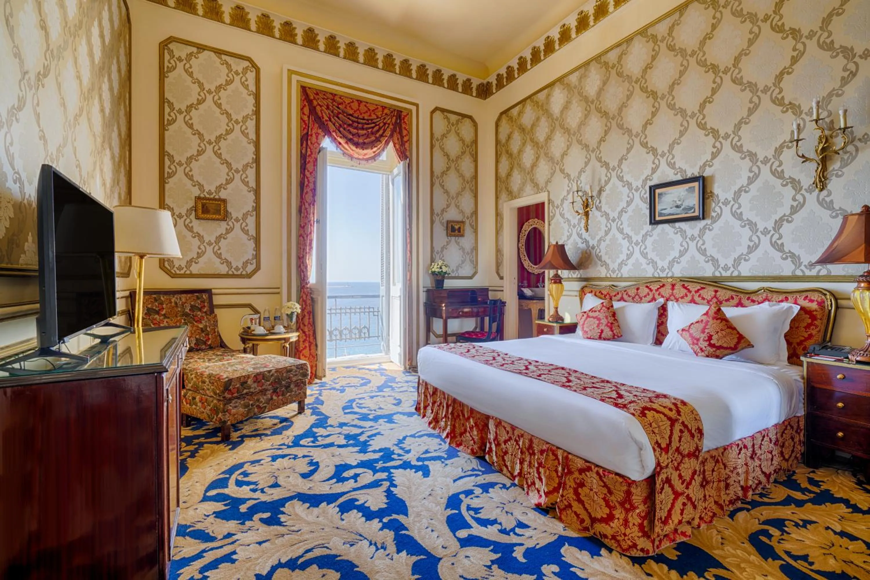 Photo of the whole room, Bed in Le Metropole Luxury Heritage Hotel Since 1902 by Paradise Inn Group