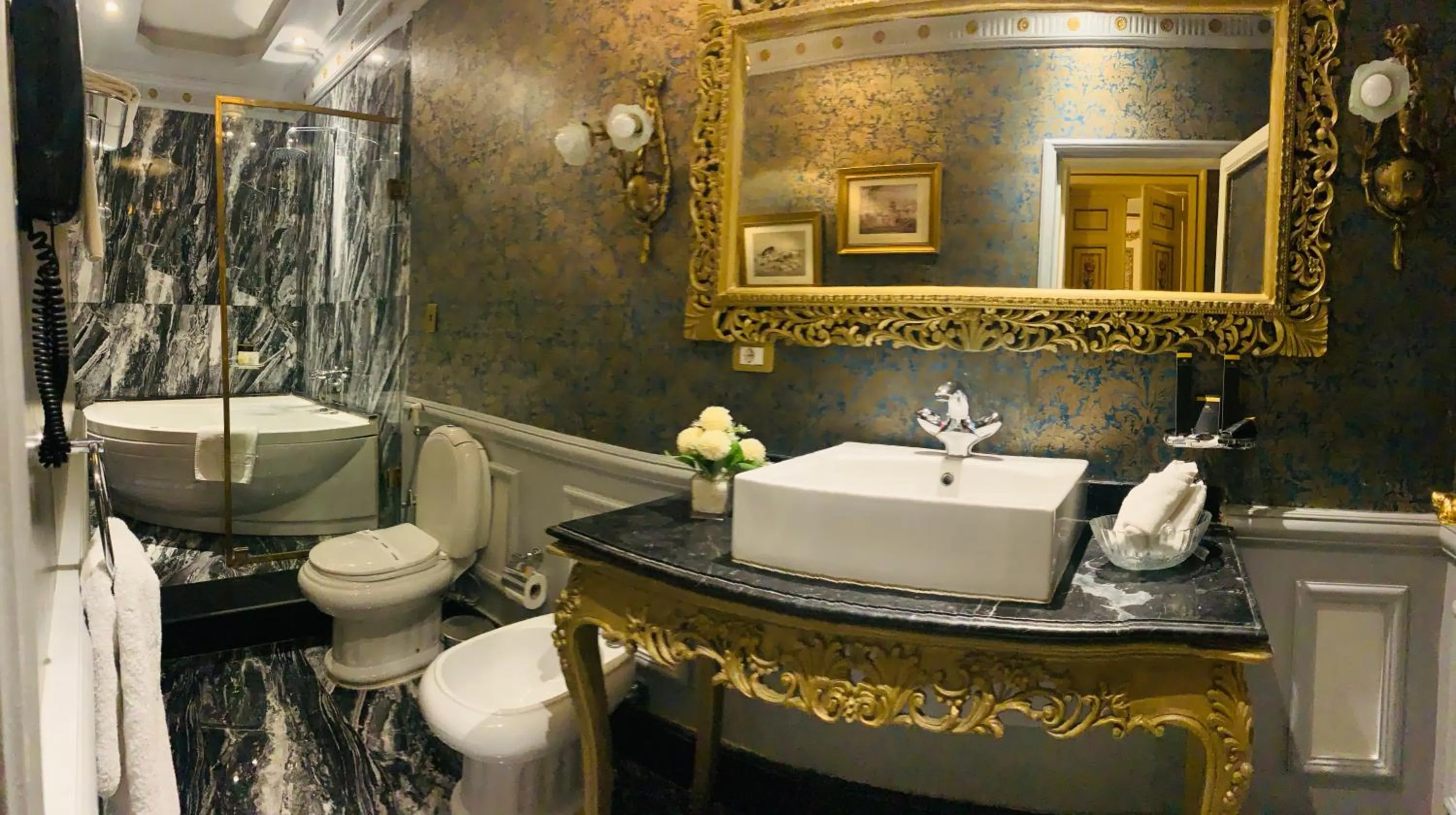 Bathroom in Le Metropole Luxury Heritage Hotel Since 1902 by Paradise Inn Group