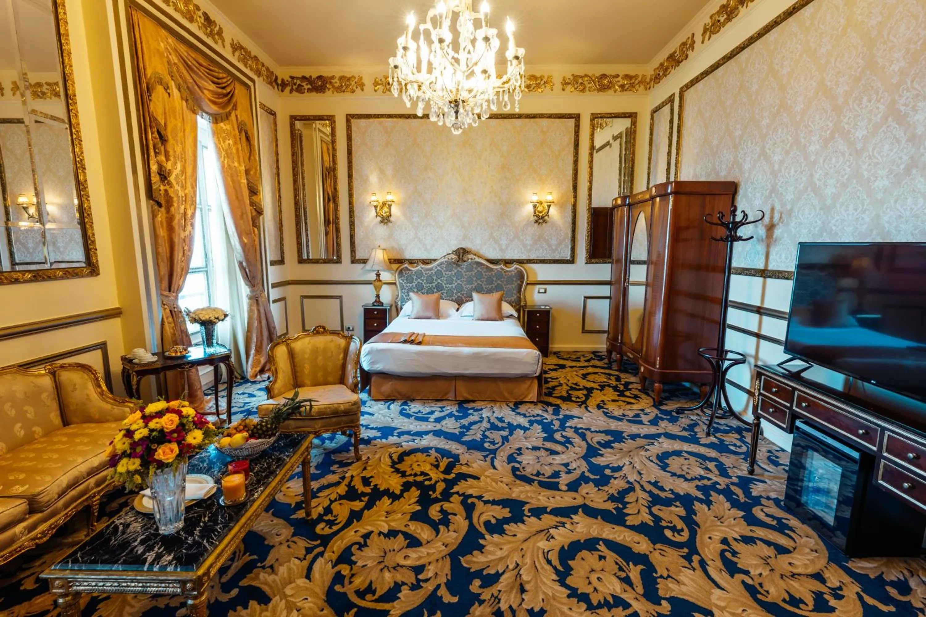 Bed in Le Metropole Luxury Heritage Hotel Since 1902 by Paradise Inn Group