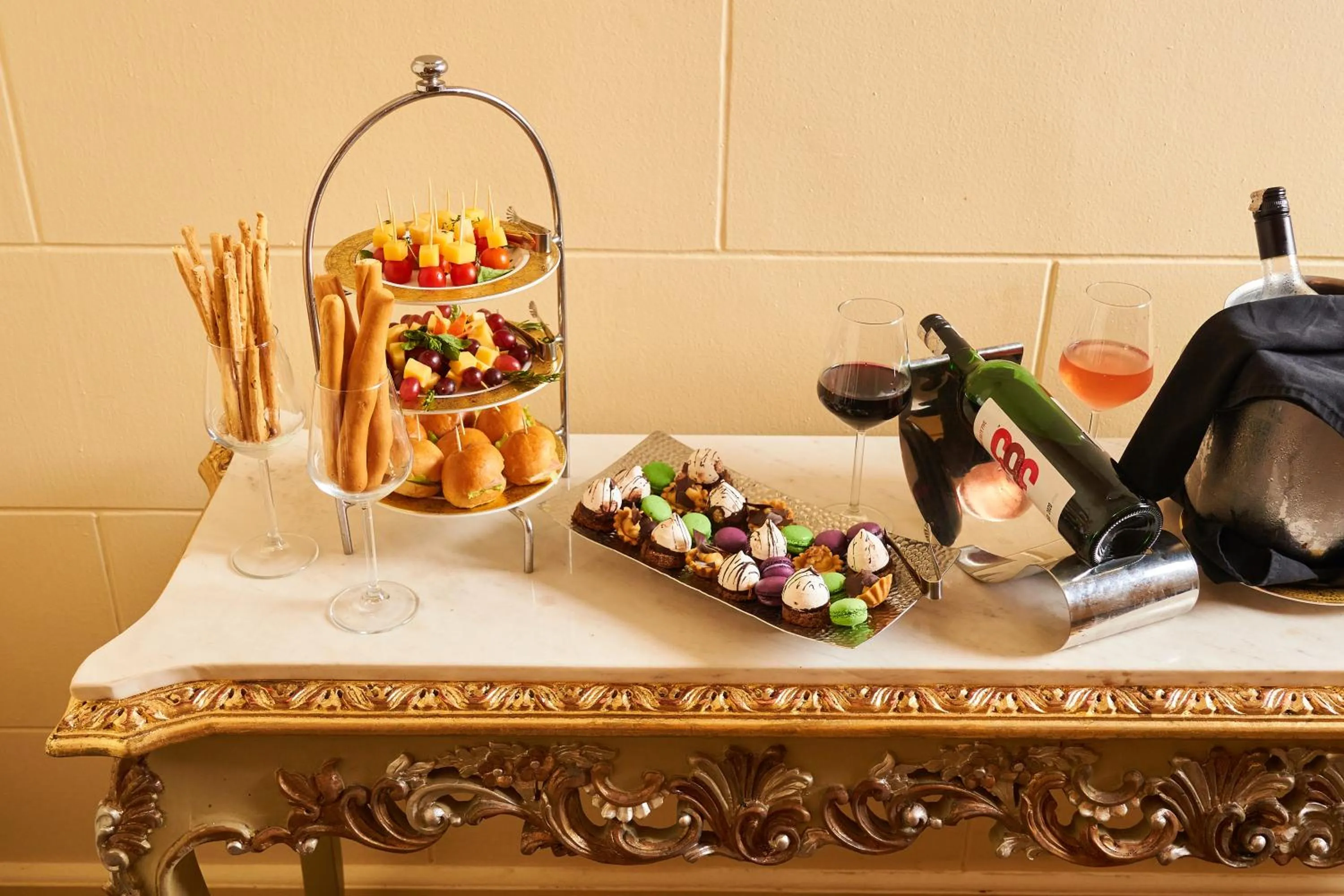 Food and drinks in Le Metropole Luxury Heritage Hotel Since 1902 by Paradise Inn Group