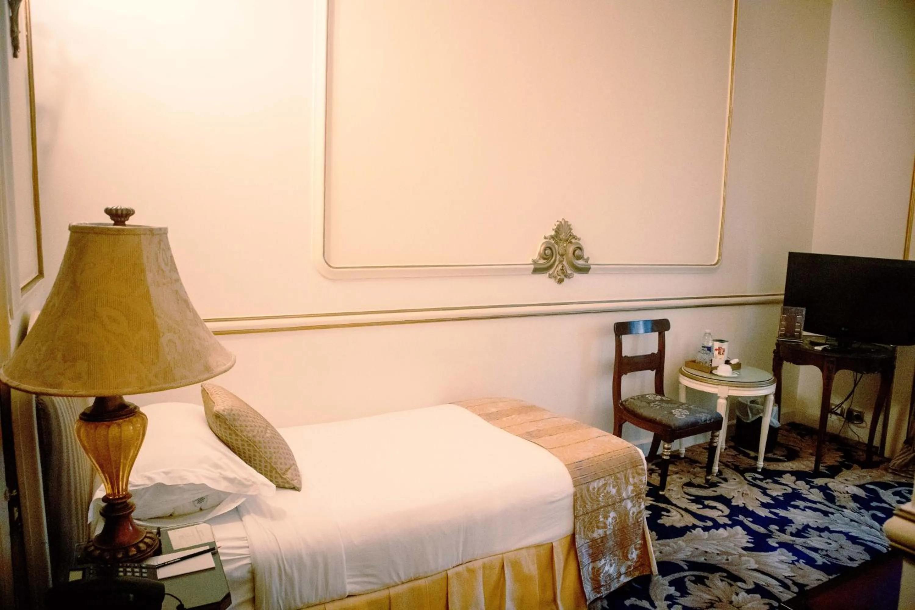 Seating area, Bed in Le Metropole Luxury Heritage Hotel Since 1902 by Paradise Inn Group