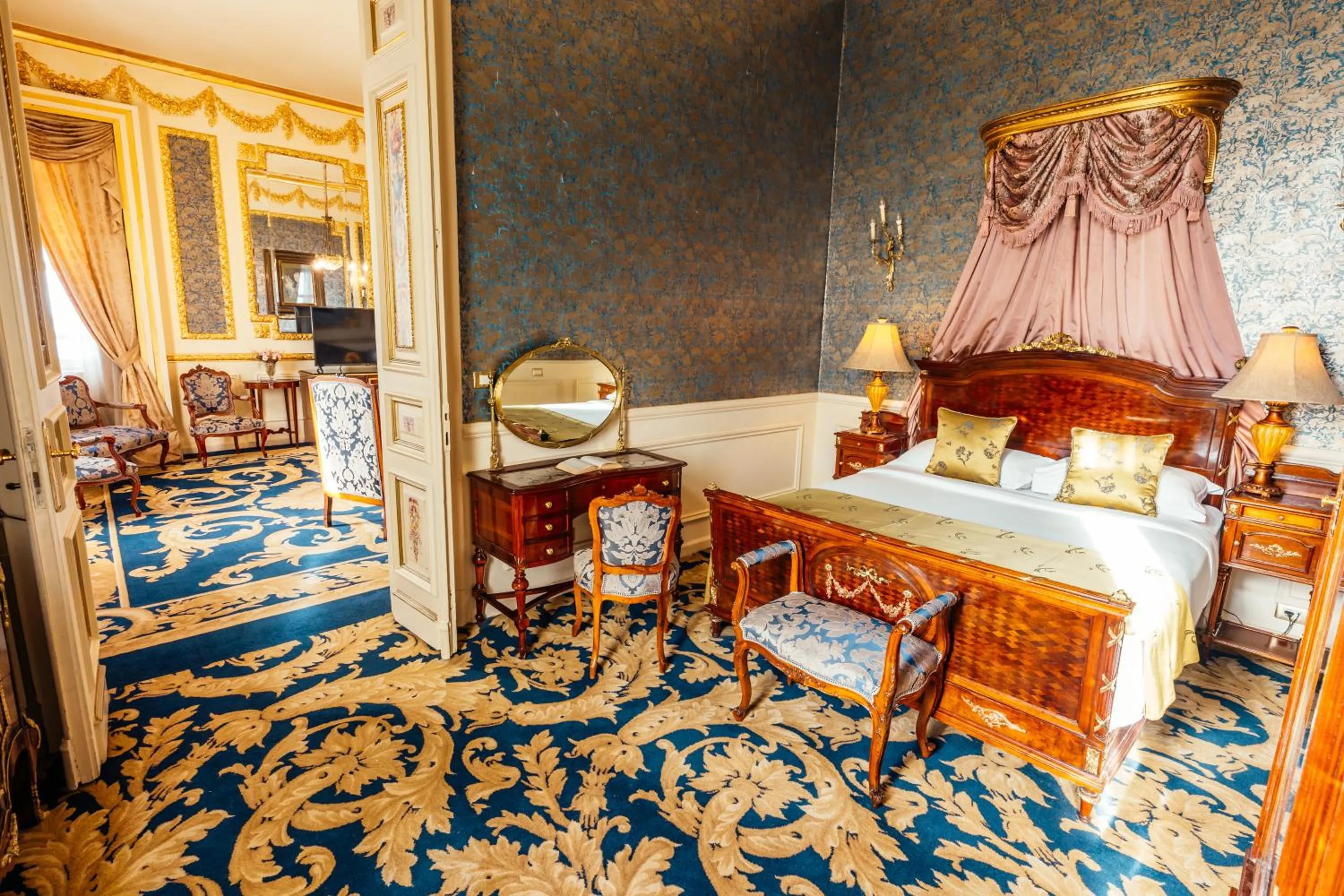 Photo of the whole room, Bed in Le Metropole Luxury Heritage Hotel Since 1902 by Paradise Inn Group