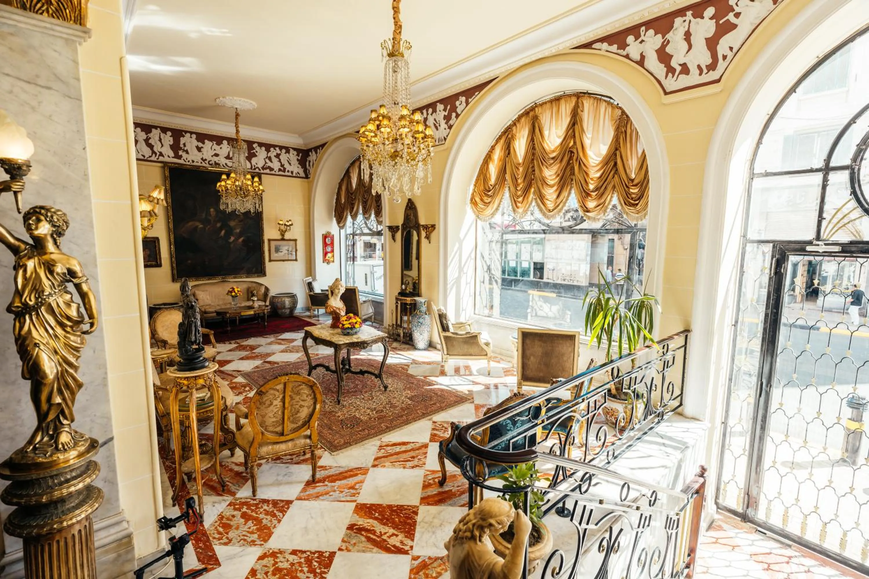 Lobby or reception in Le Metropole Luxury Heritage Hotel Since 1902 by Paradise Inn Group