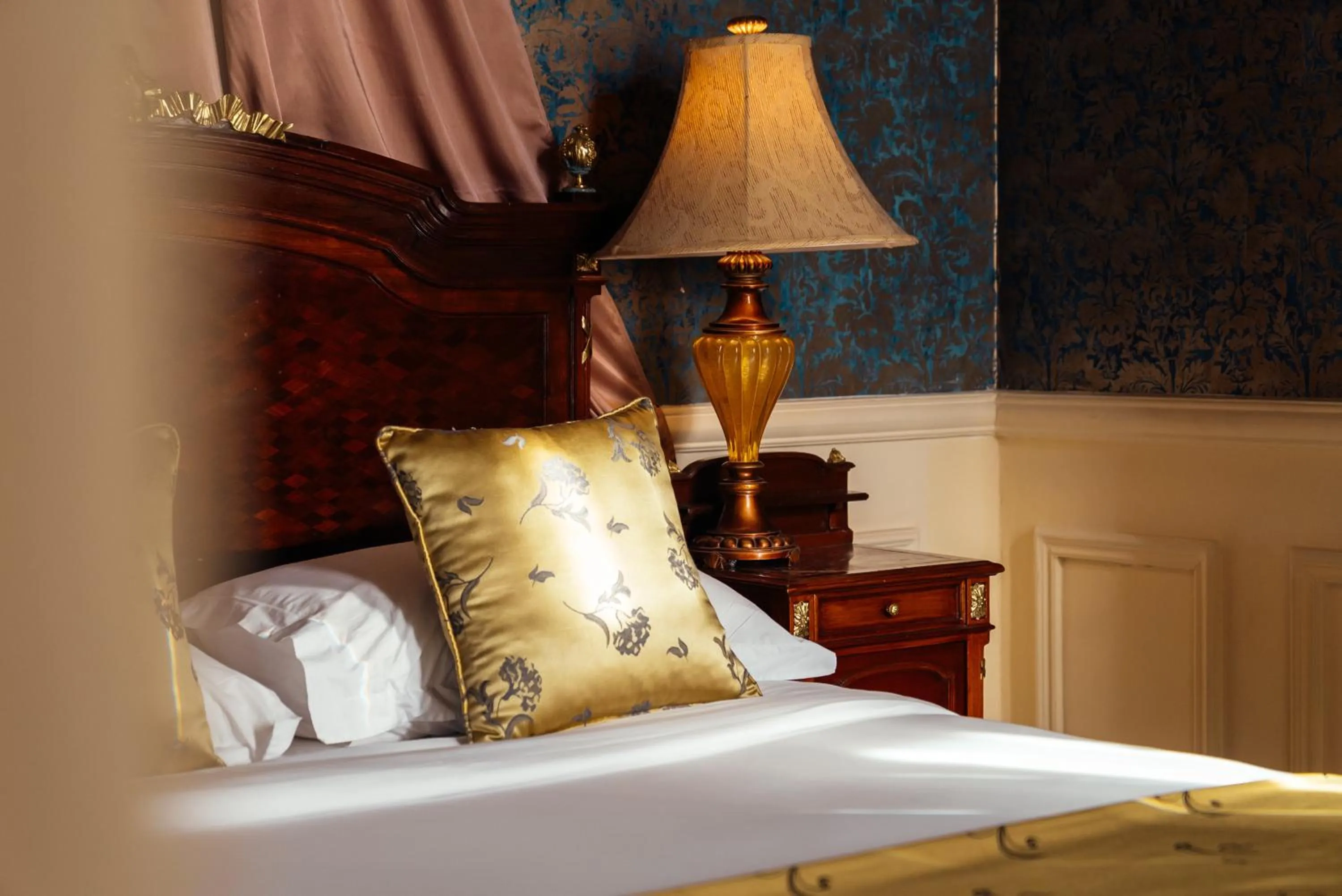 Bed in Le Metropole Luxury Heritage Hotel Since 1902 by Paradise Inn Group