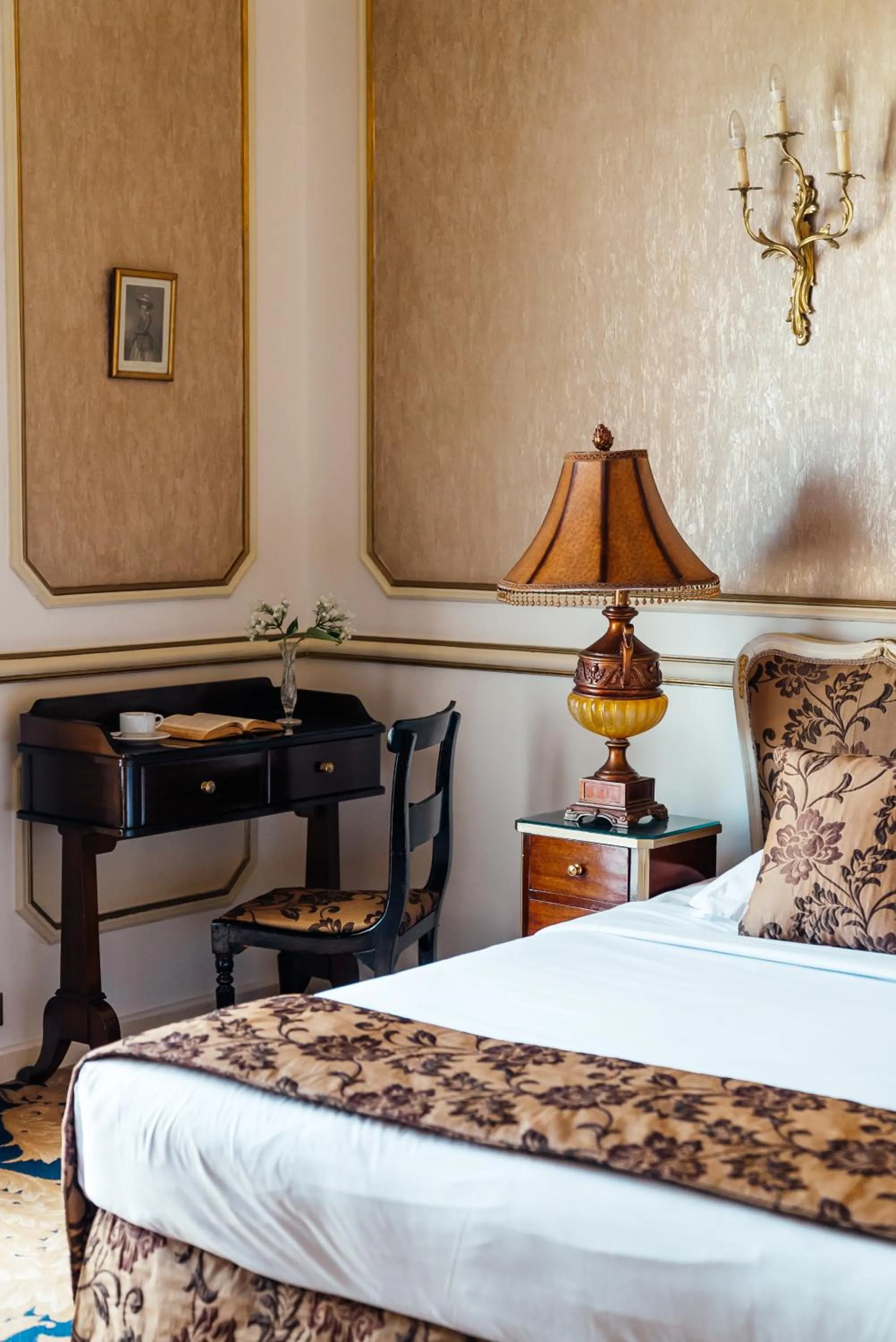 Seating area, Bed in Le Metropole Luxury Heritage Hotel Since 1902 by Paradise Inn Group