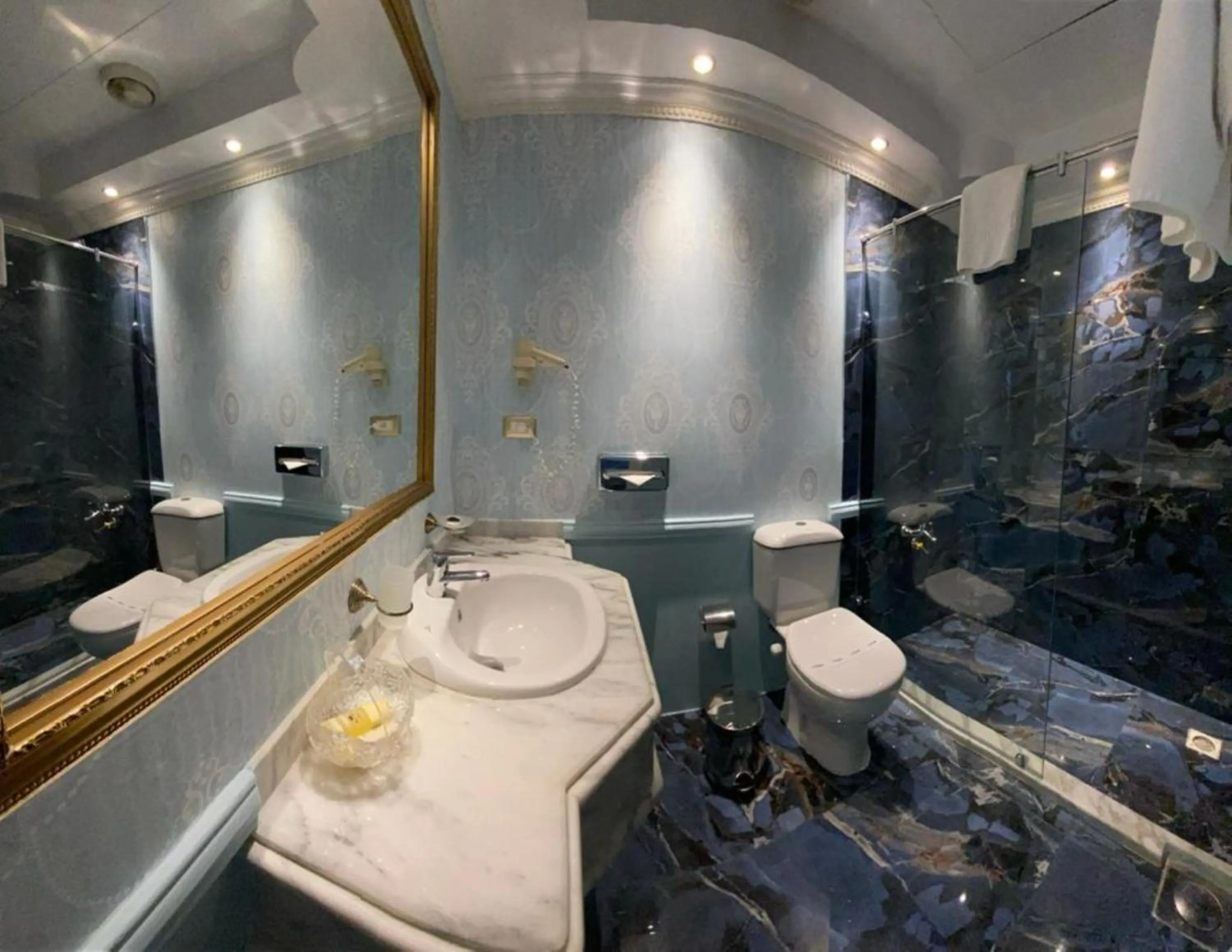 Bathroom in Windsor Palace Luxury Heritage Hotel Since 1906 by Paradise Inn Group