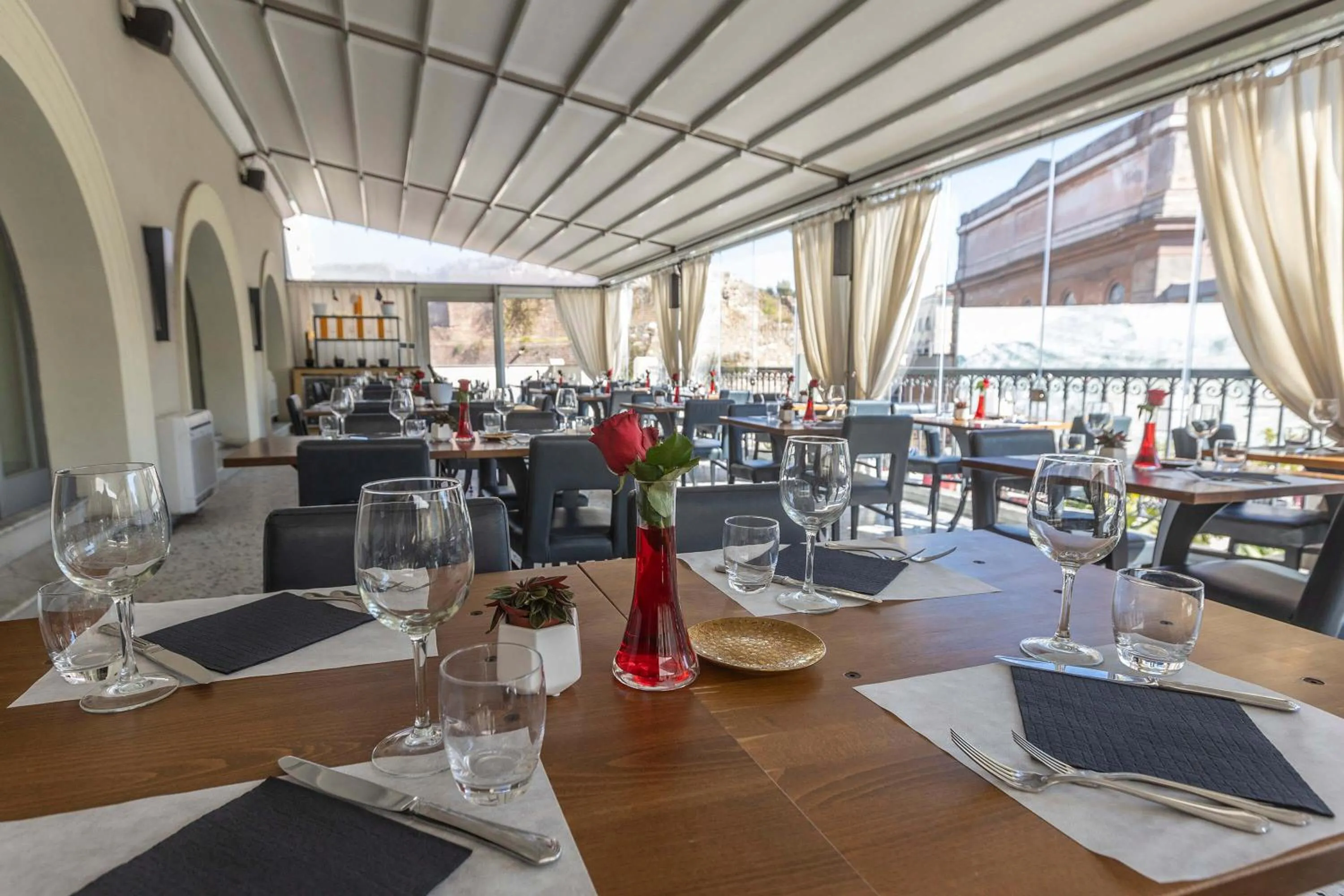 Restaurant/places to eat in Hotel The Building