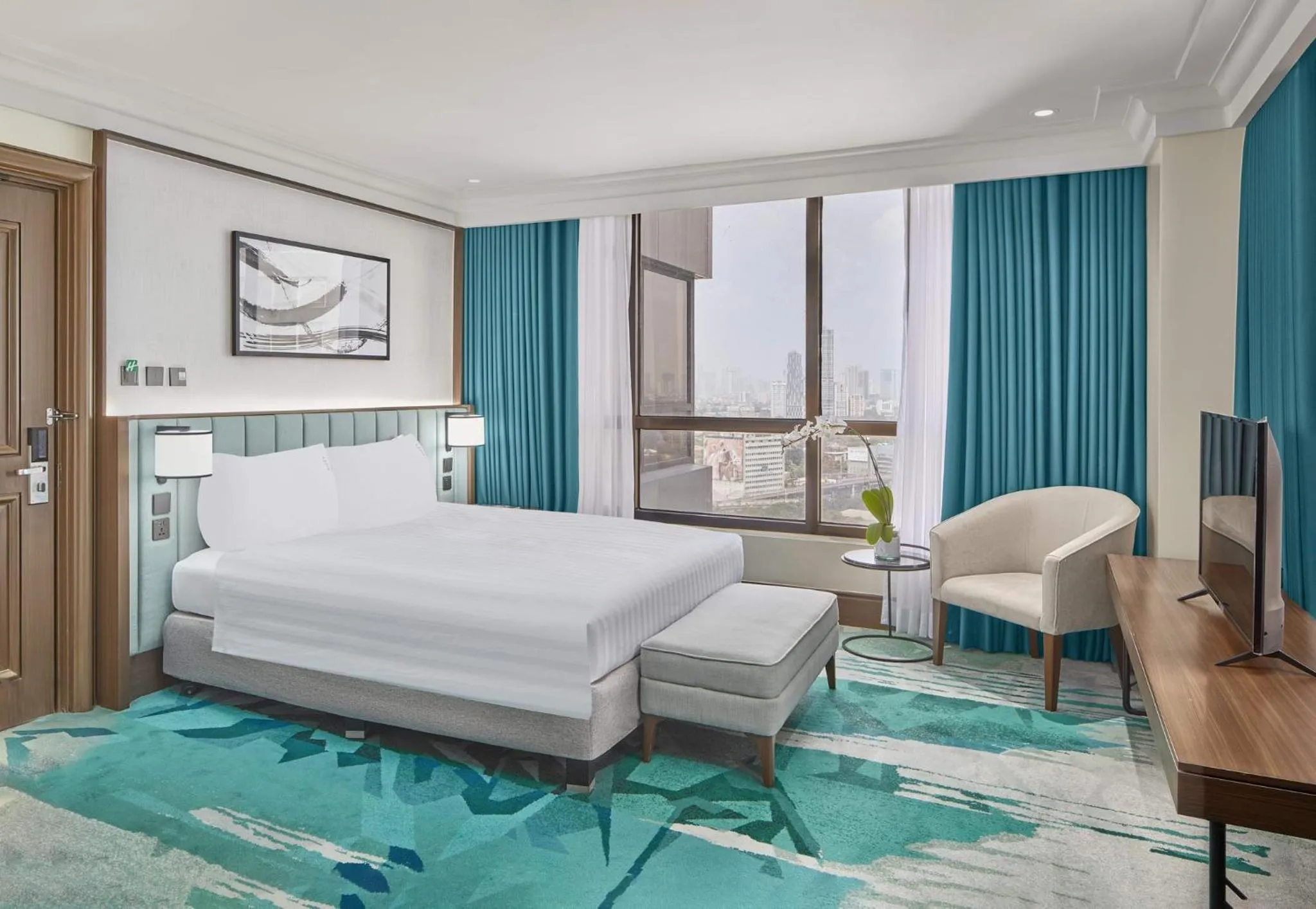 Photo of the whole room, Bed in Holiday Inn & Suites Manila Galleria by IHG