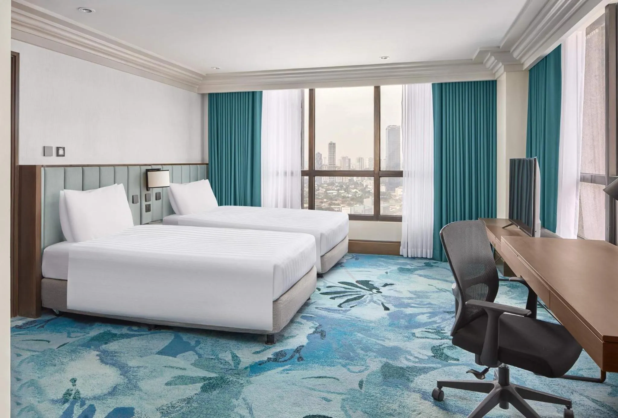 Photo of the whole room, Bed in Holiday Inn & Suites Manila Galleria by IHG