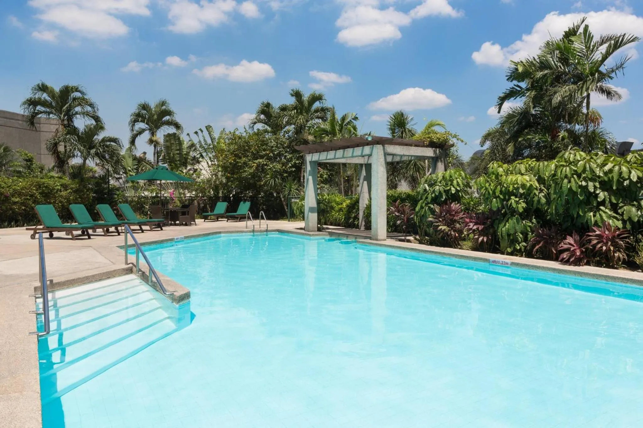 Swimming pool in Holiday Inn & Suites Manila Galleria by IHG